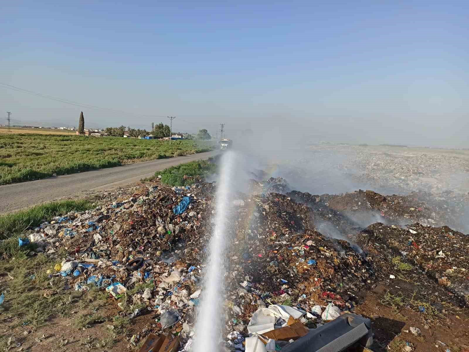 Kumlu’da çıkan çöplük yangını söndürüldü
