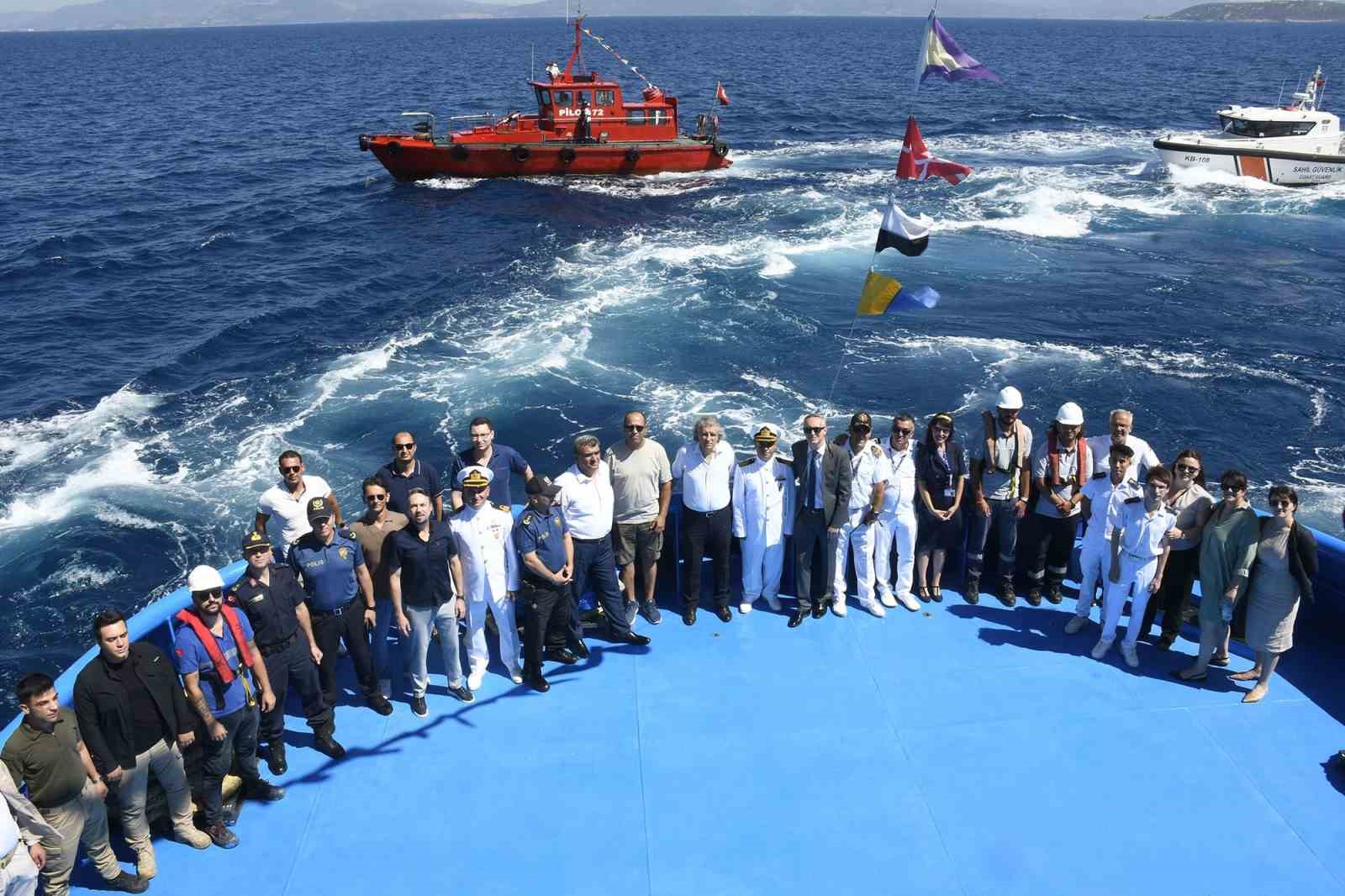 Kuşadası&rsquo;nda deniz şehitleri anısına K&ouml;rfez&rsquo;e &ccedil;elenk bıraktı
