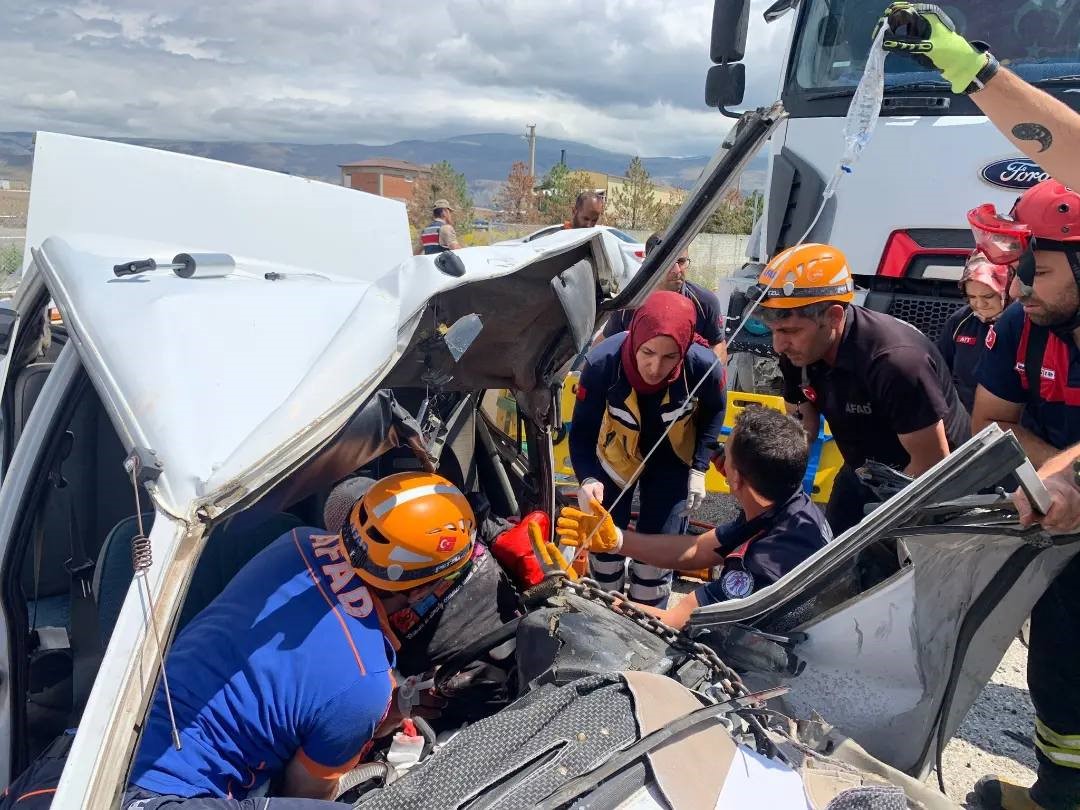 Hurdaya d&ouml;nen otomobilde sıkışan s&uuml;r&uuml;c&uuml; kurtarıldı
