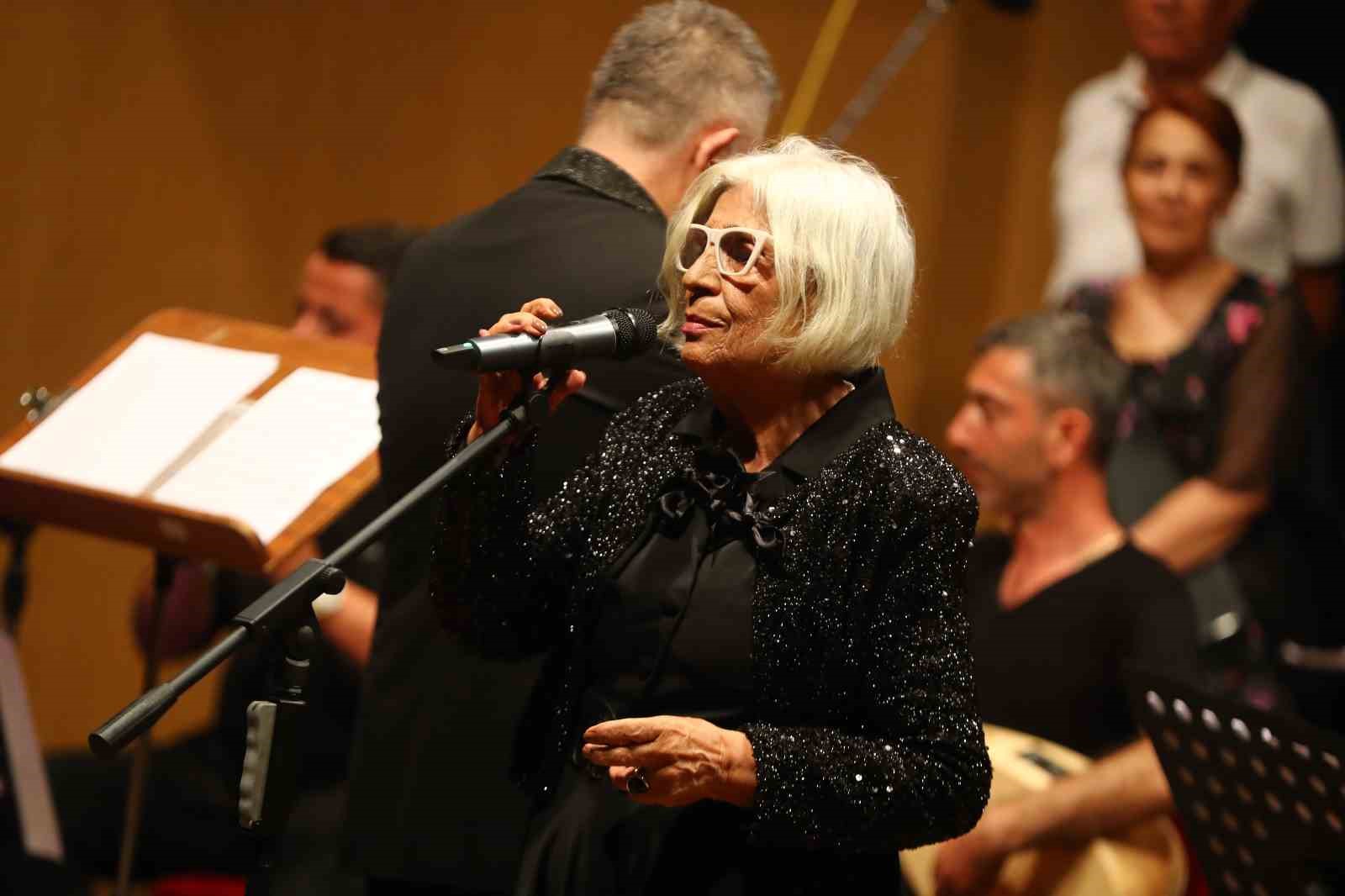 Aktif Yaşlı Merkezi üyelerinden halk müziği konseri
