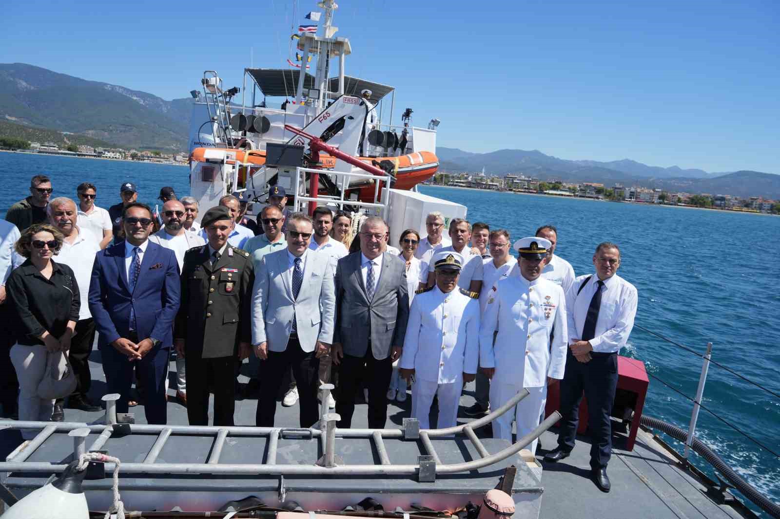 Deniz şehitlerinin anısına Sahil G&uuml;venlik h&uuml;cumbotu ile denize &ccedil;elenk bırakıldı
