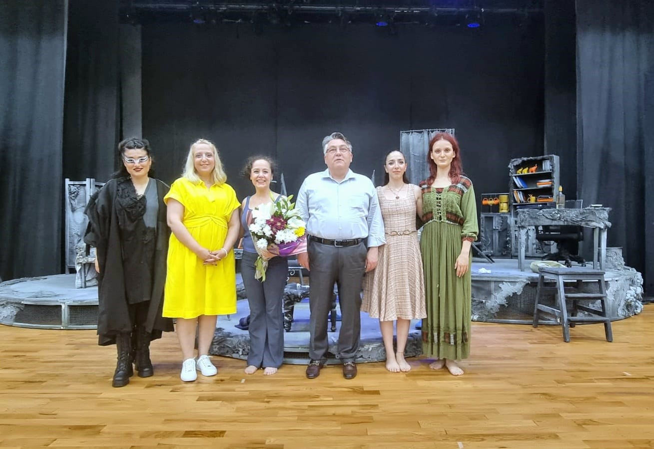 Rekt&ouml;r &Ouml;z&ouml;l&ccedil;er, "Kadınlar, Filler ve Saireler" tiyatro oyununu izledi
