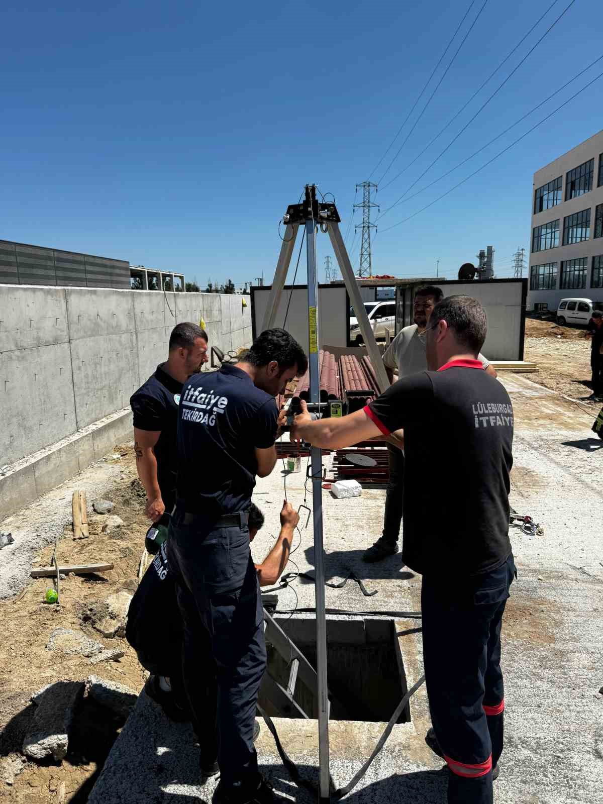 Kuyuya d&uuml;şen iş&ccedil;iyi itfaiye ekipleri kurtardı
