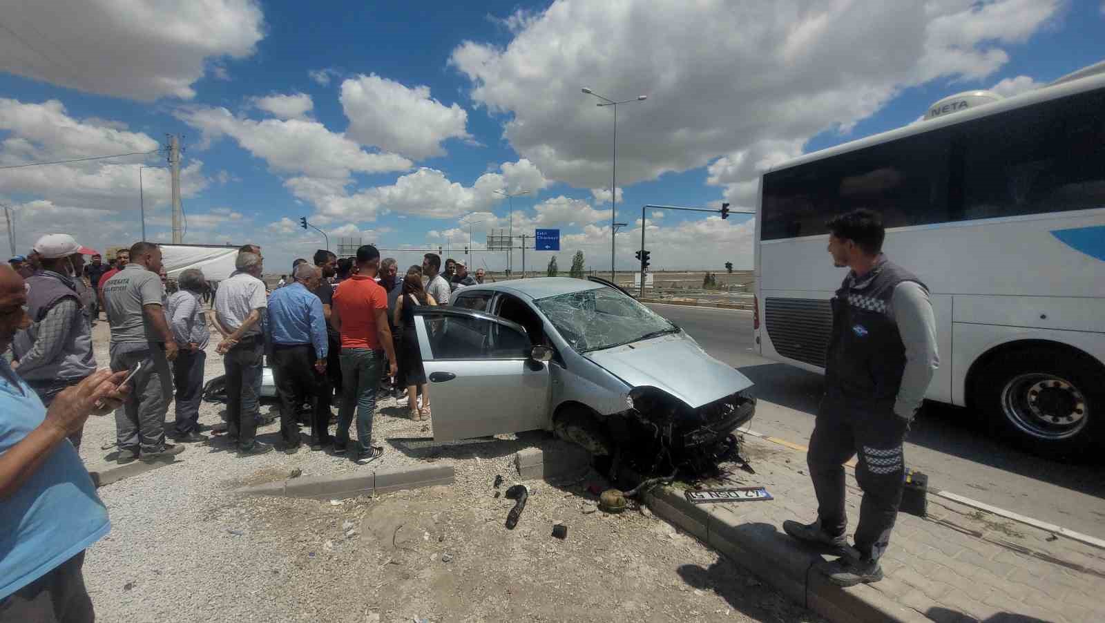 Araçların hurdaya döndüğü kazada 2 kişi yaralandı
