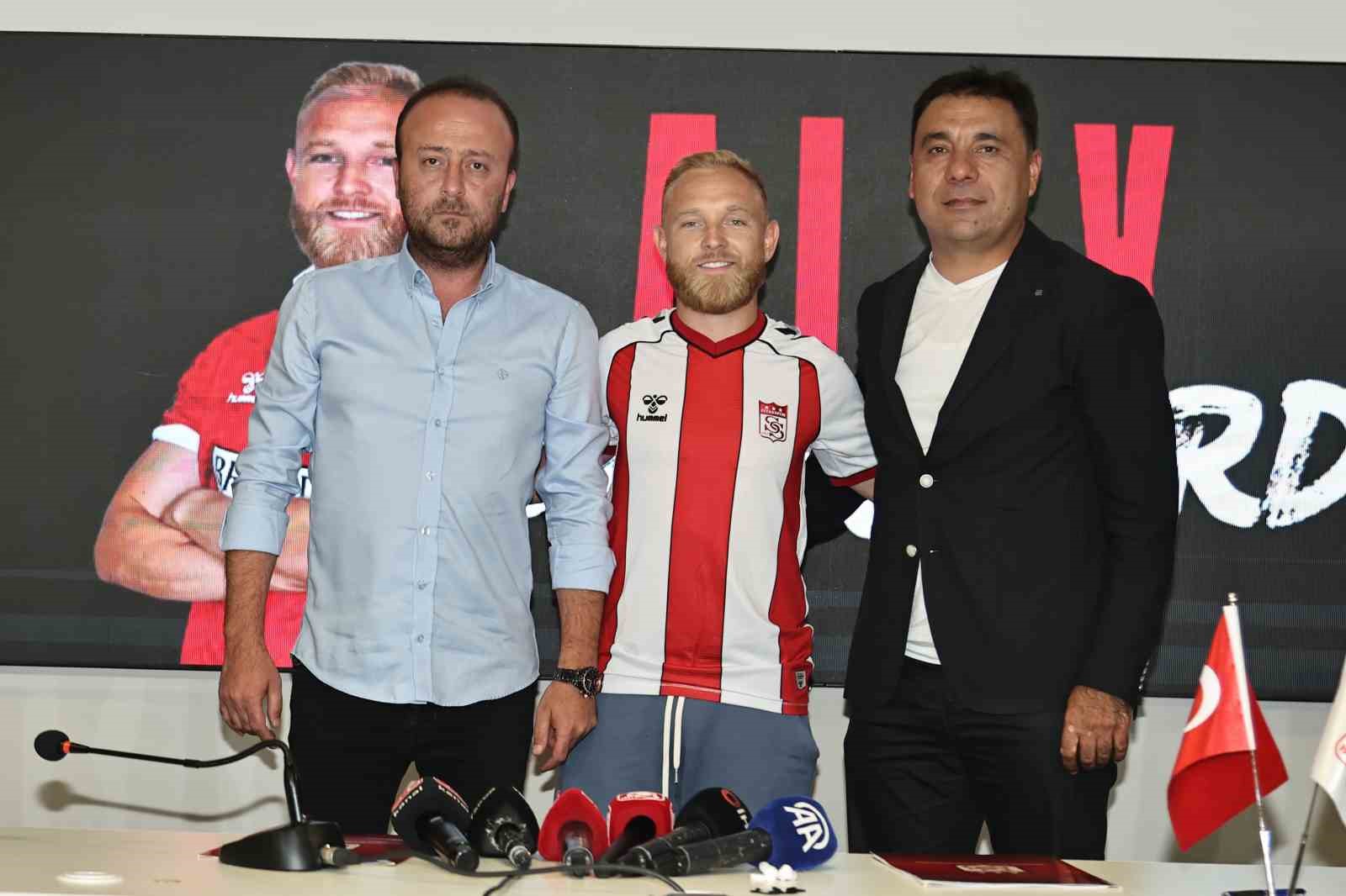 Alex Pritchard, Sivasspor’a imzayı attı

