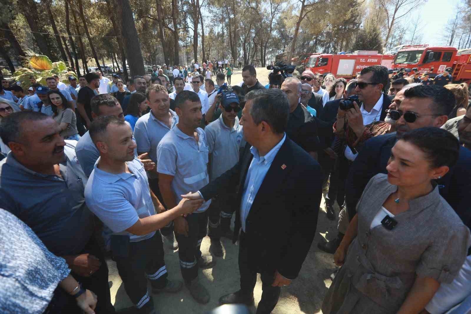 CHP Genel Başkanı Özgür Özel, Selçuk’ta yangın alanında incelemede bulundu
