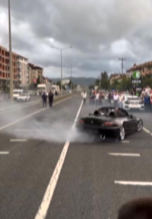 D&uuml;ğ&uuml;n konvoyunda drift ve tehlikeli ara&ccedil; kullanımı pahalıya patladı: 9 ara&ccedil; ve s&uuml;r&uuml;c&uuml;s&uuml;ne 117 bin TL ceza 