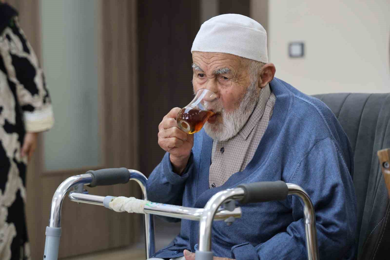 108 yaşındaki Kadir dede "Türkçe ezan" baskısını anlattı
