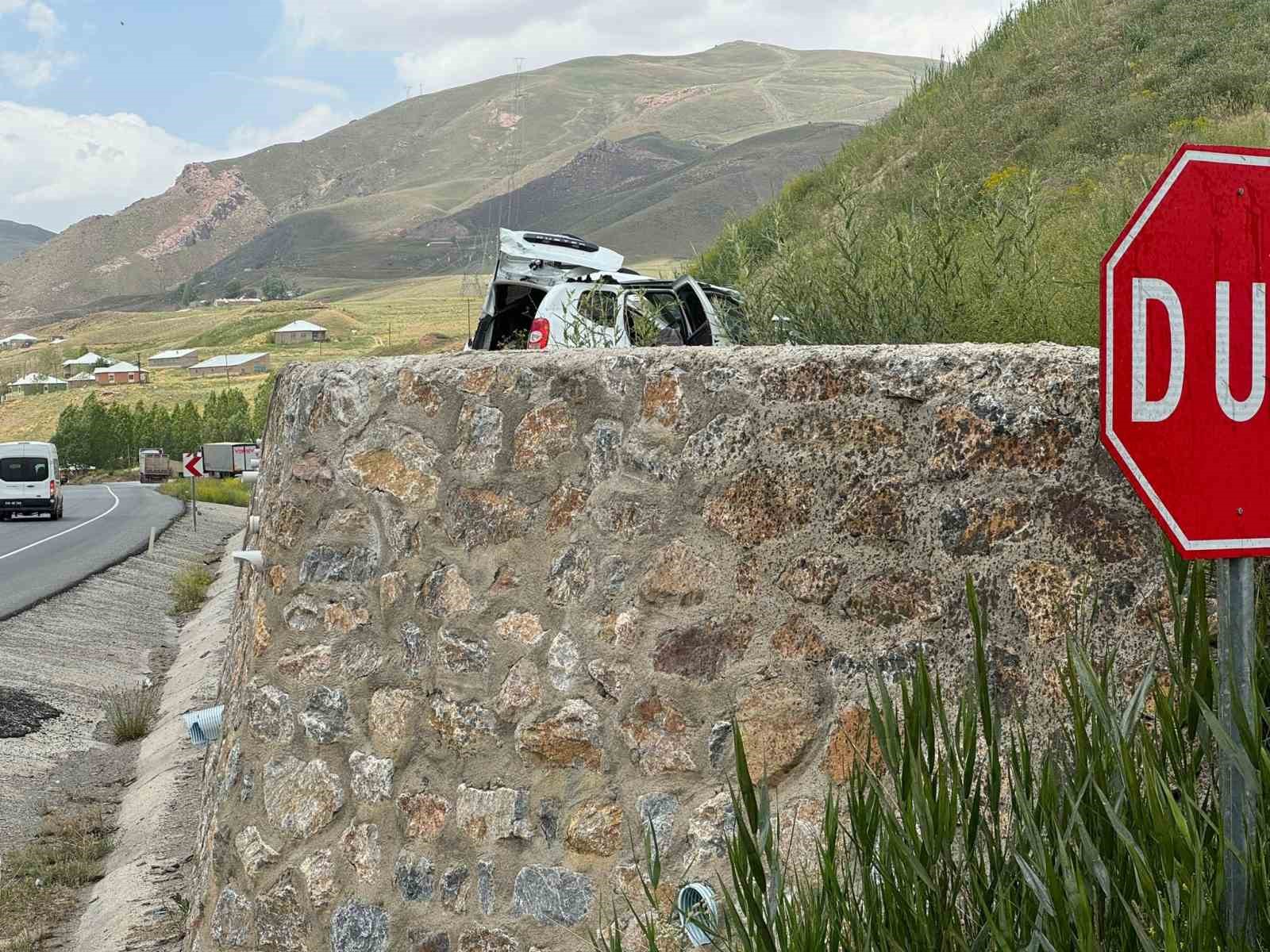 Takla atan araç 3 metrelik istinat duvarının üzerine çıktı: 3 yaralı
