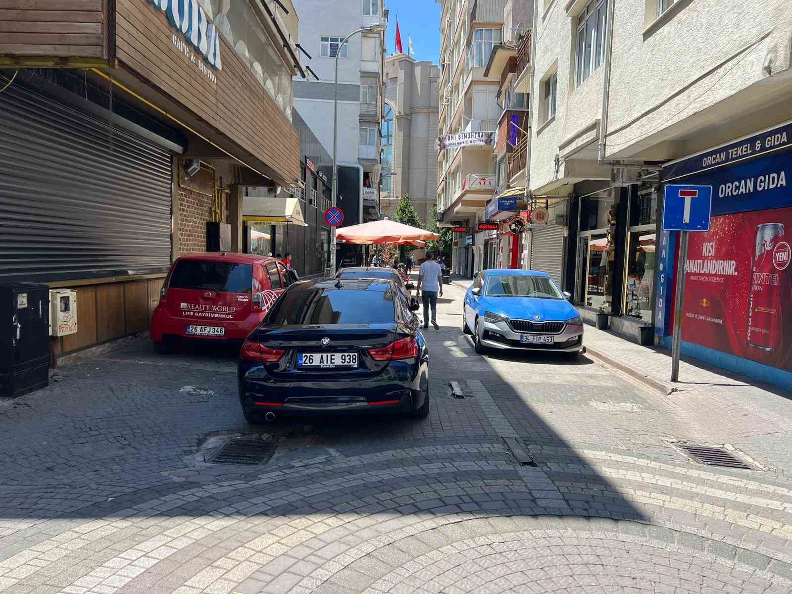 Trafiğe kapalı sokağı motosikletlerden sonra şimdi de otomobiller işgal etti
