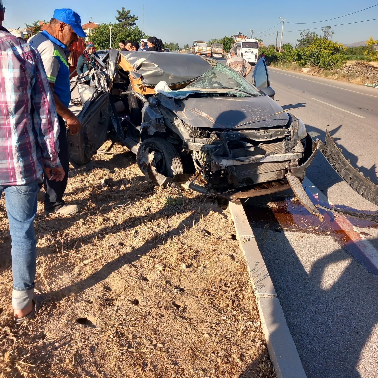 Denizli&rsquo;de otomobil ile trakt&ouml;r &ccedil;arpıştı; 4 yaralı
