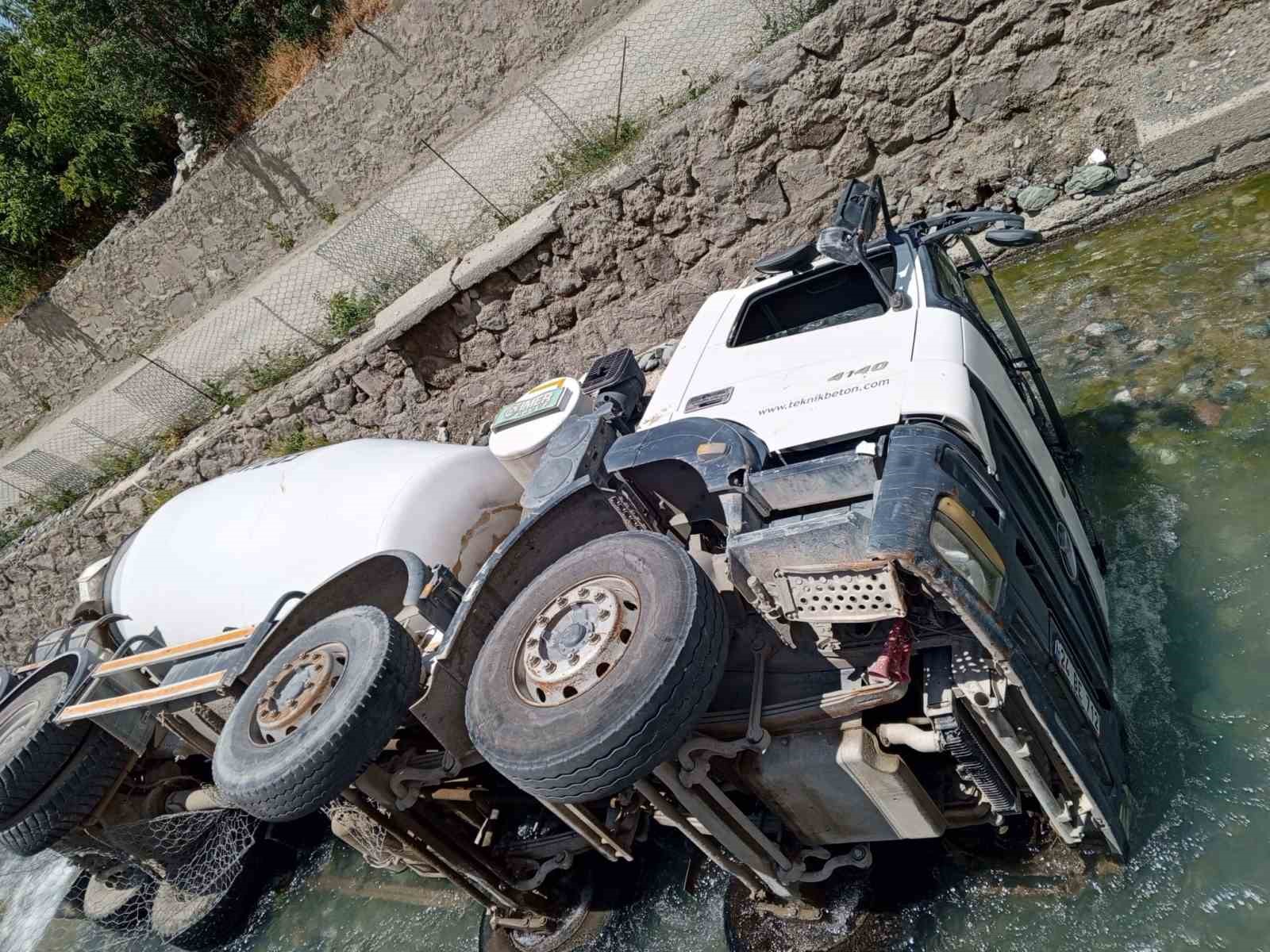 Beton mikseri su kanalına d&uuml;şt&uuml;
