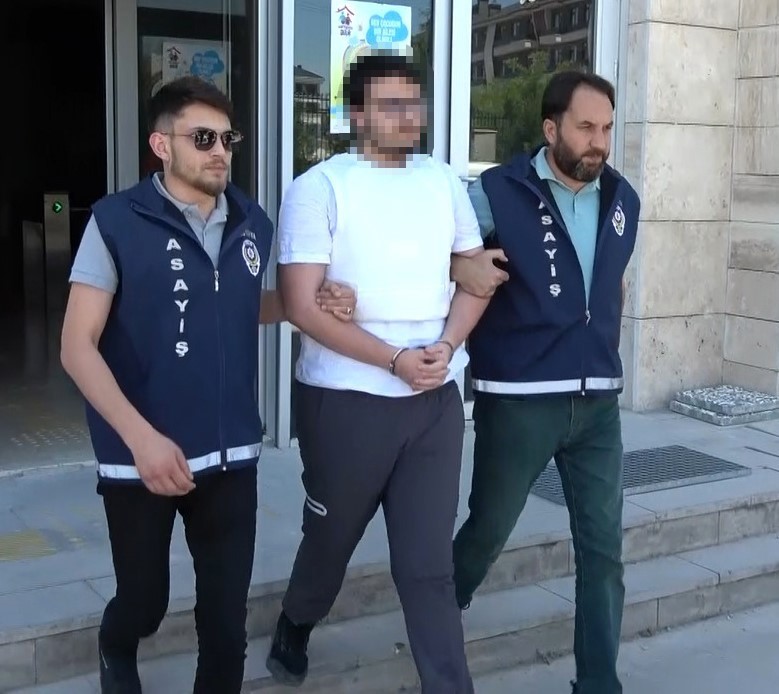 K&uuml;tahya&rsquo;da annesini ve &uuml;vey babasını &ouml;ld&uuml;ren zanlı adliyeye sevk edildi
