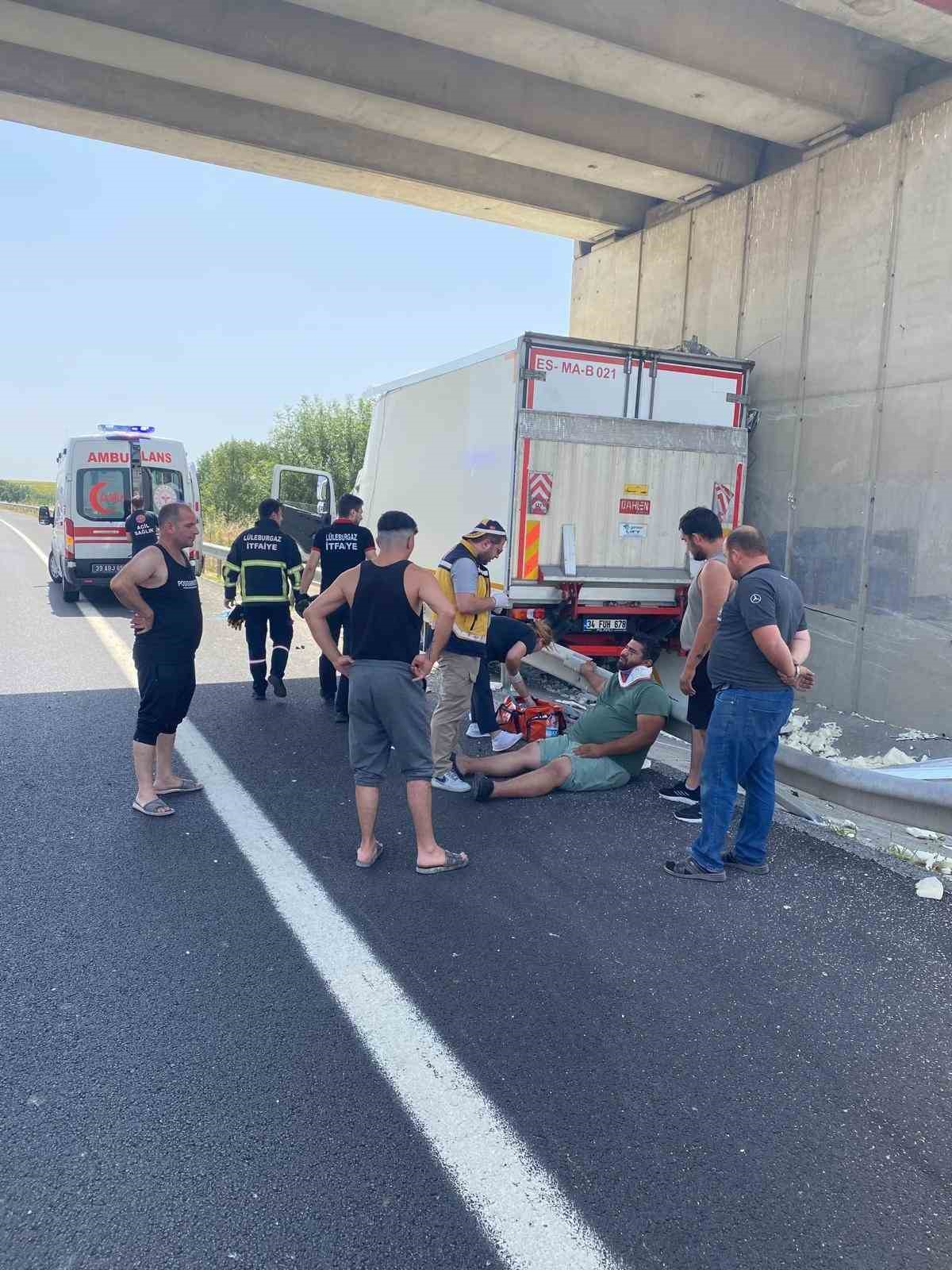 K&ouml;pr&uuml; ayağına &ccedil;arpan kamyonetin s&uuml;r&uuml;c&uuml;s&uuml; yaralandı
