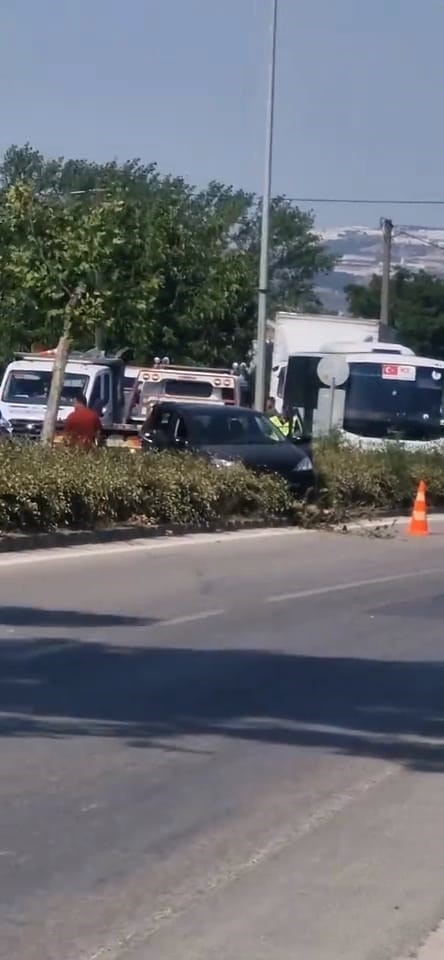 Bursa’da iki otomobilin karıştığı kazada 1 kişi yaralandı
