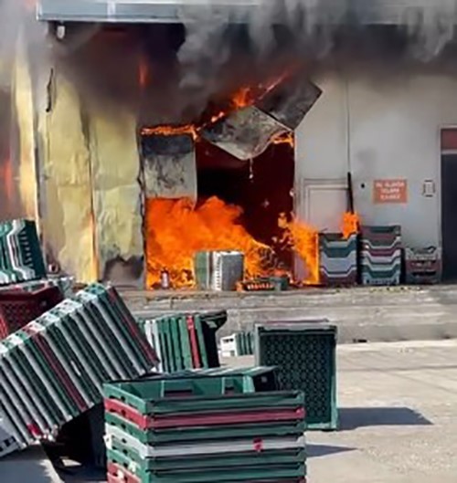 Antalya’da halk ekmek fabrikasının deposu alev alev yandı 