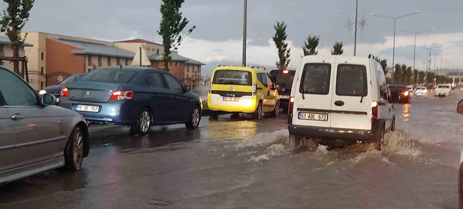 Erzurum’da sağanak yağış hayatı felç etti
