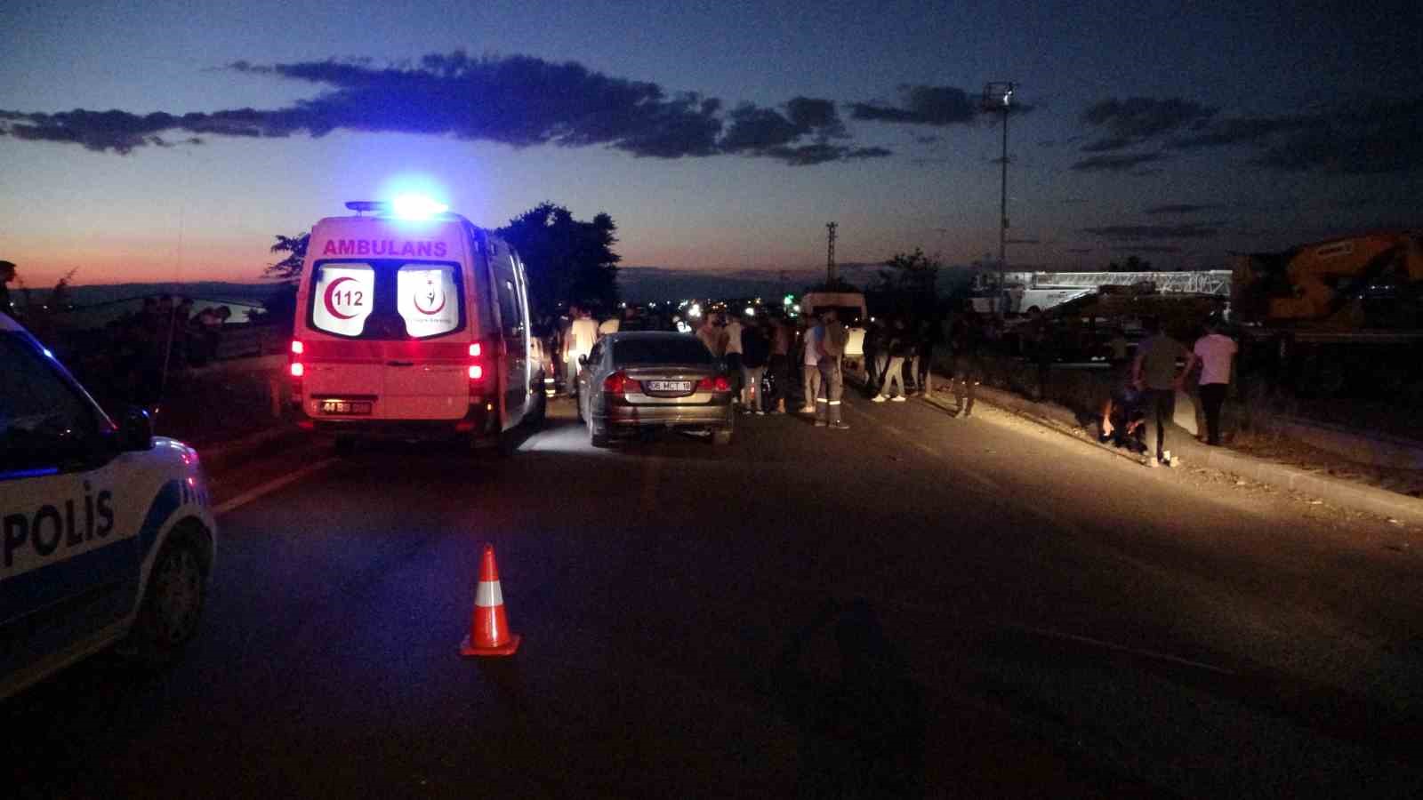 Otomobil ile motosiklet &ccedil;arpıştı: 1 &ouml;l&uuml;, 2 yaralı 