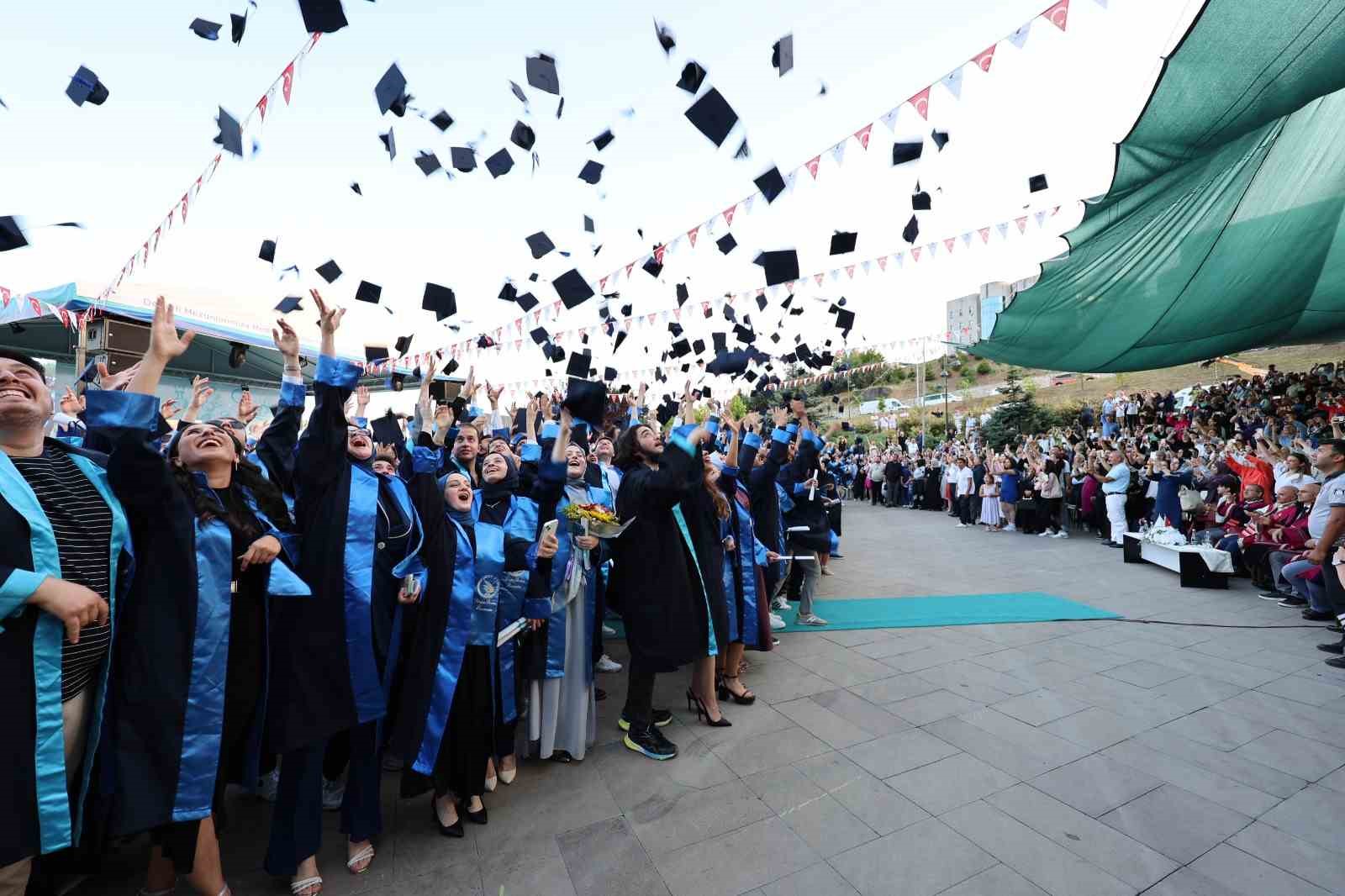 Düzce Üniversitesi’nde mezuniyet heyecanı yaşandı
