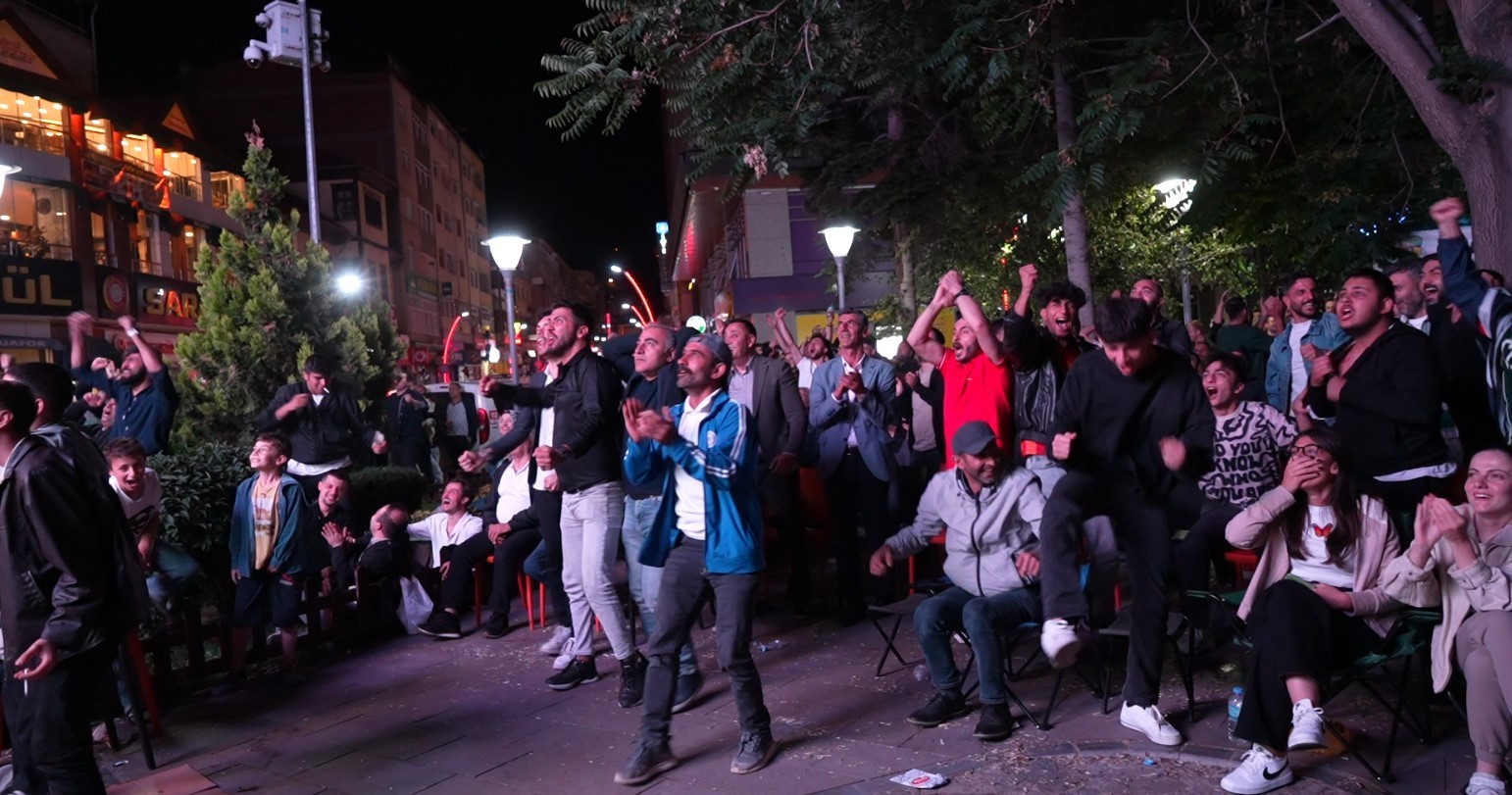 A Milli Futbol Takımı&rsquo;nın &ccedil;eyrek finale y&uuml;kselmesi G&uuml;m&uuml;şhane&rsquo;de coşkuyla kutlandı
