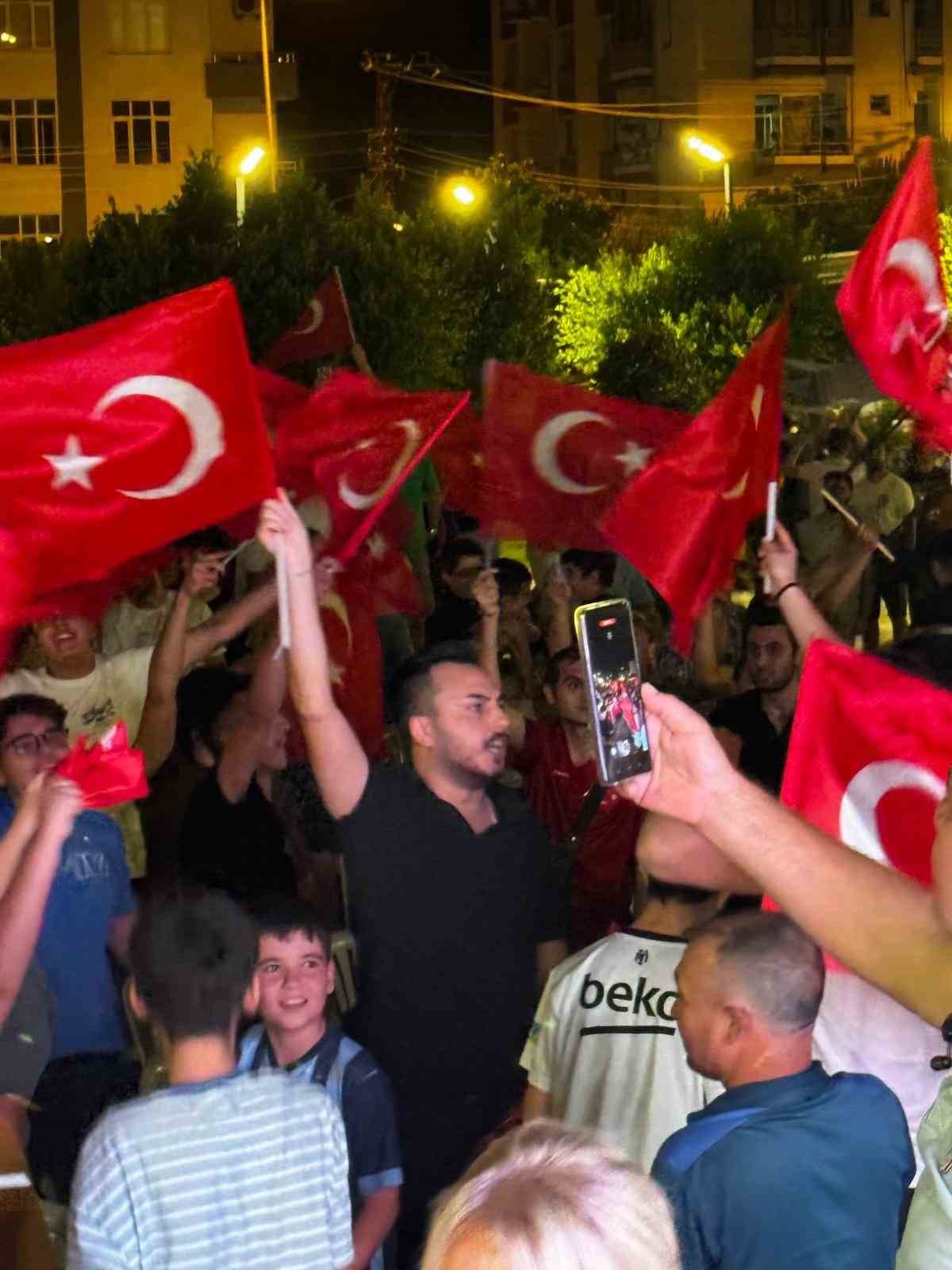 Ceyhan’da Türkiye-Avusturya maçı heyecanı dev ekranda yaşandı