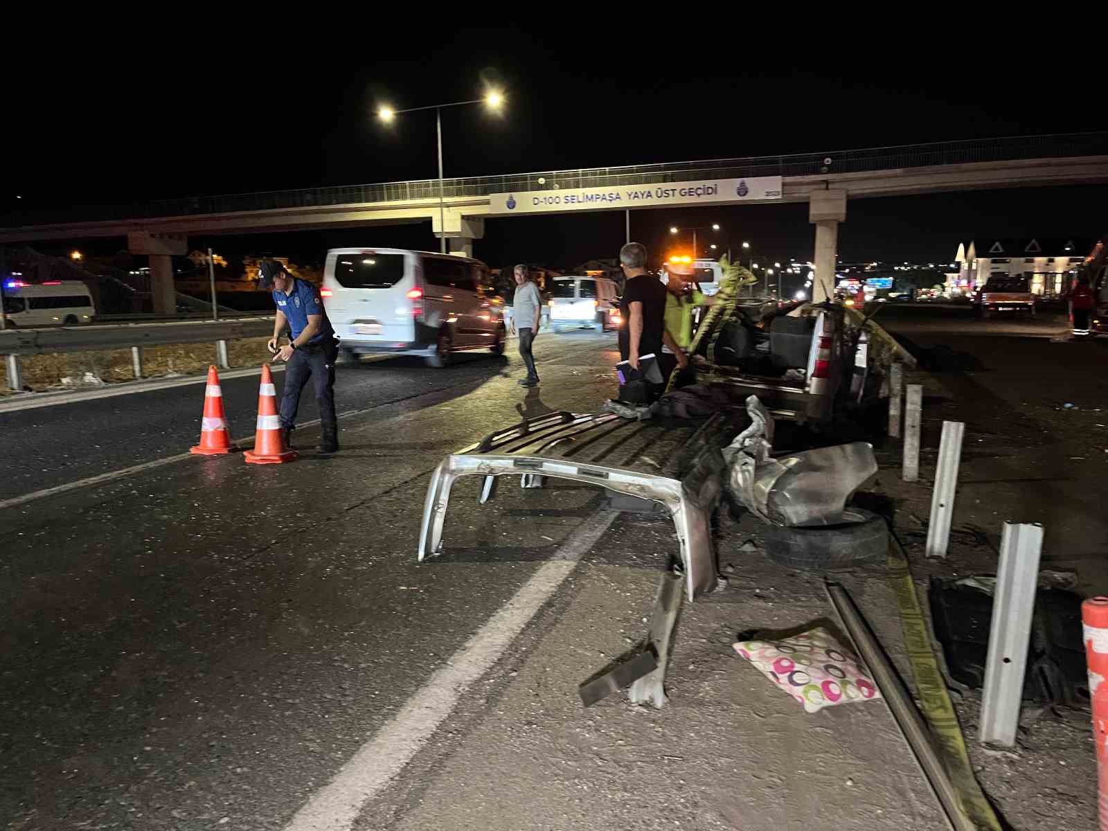 Silivri’de hafif ticari araç bariyere çarptı: 1 ölü, 1 yaralı
