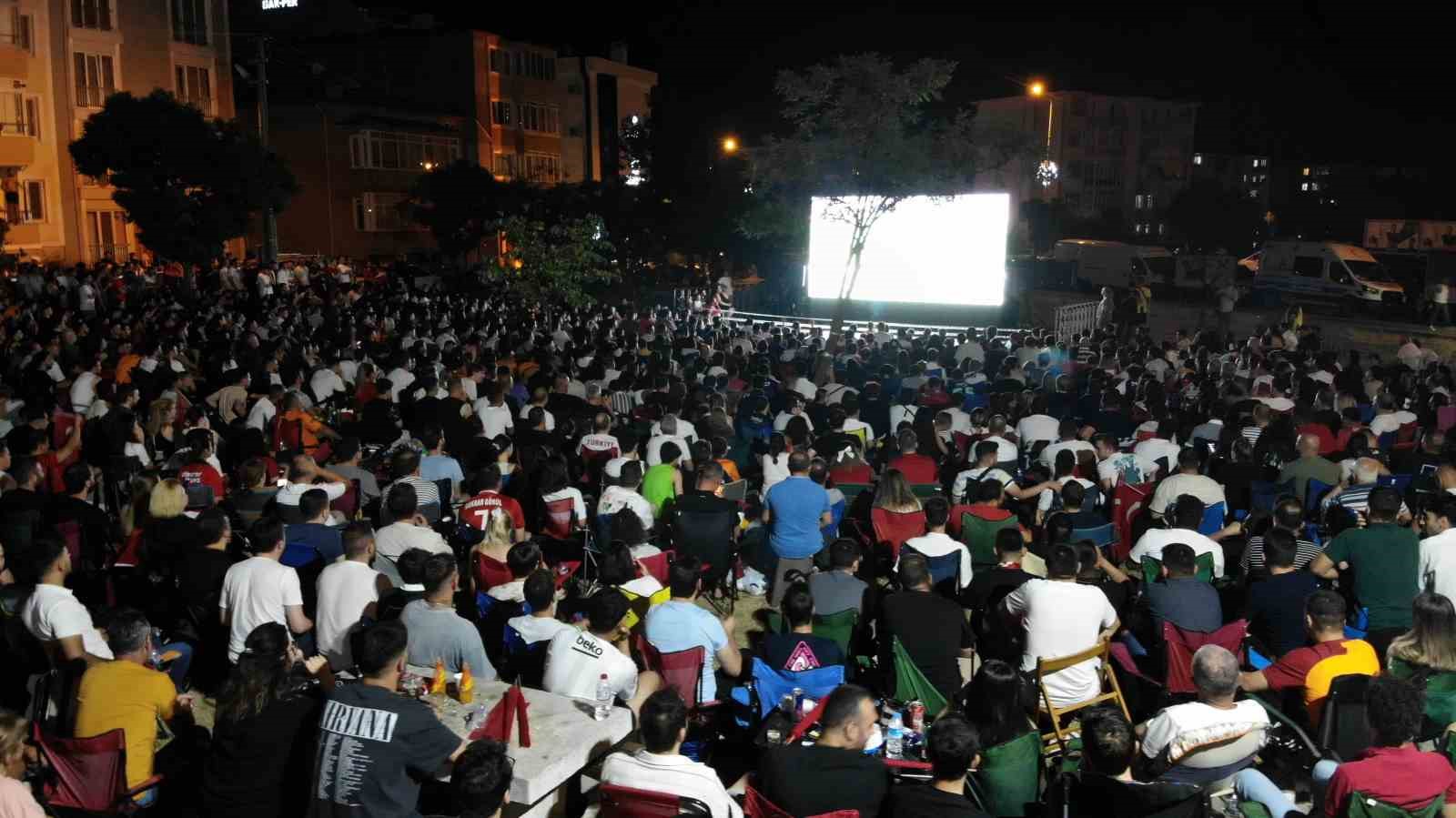 A Milli Futbol Takımı’nın çeyrek finale yükselmesi Edirne’de coşkuyla kutlandı

