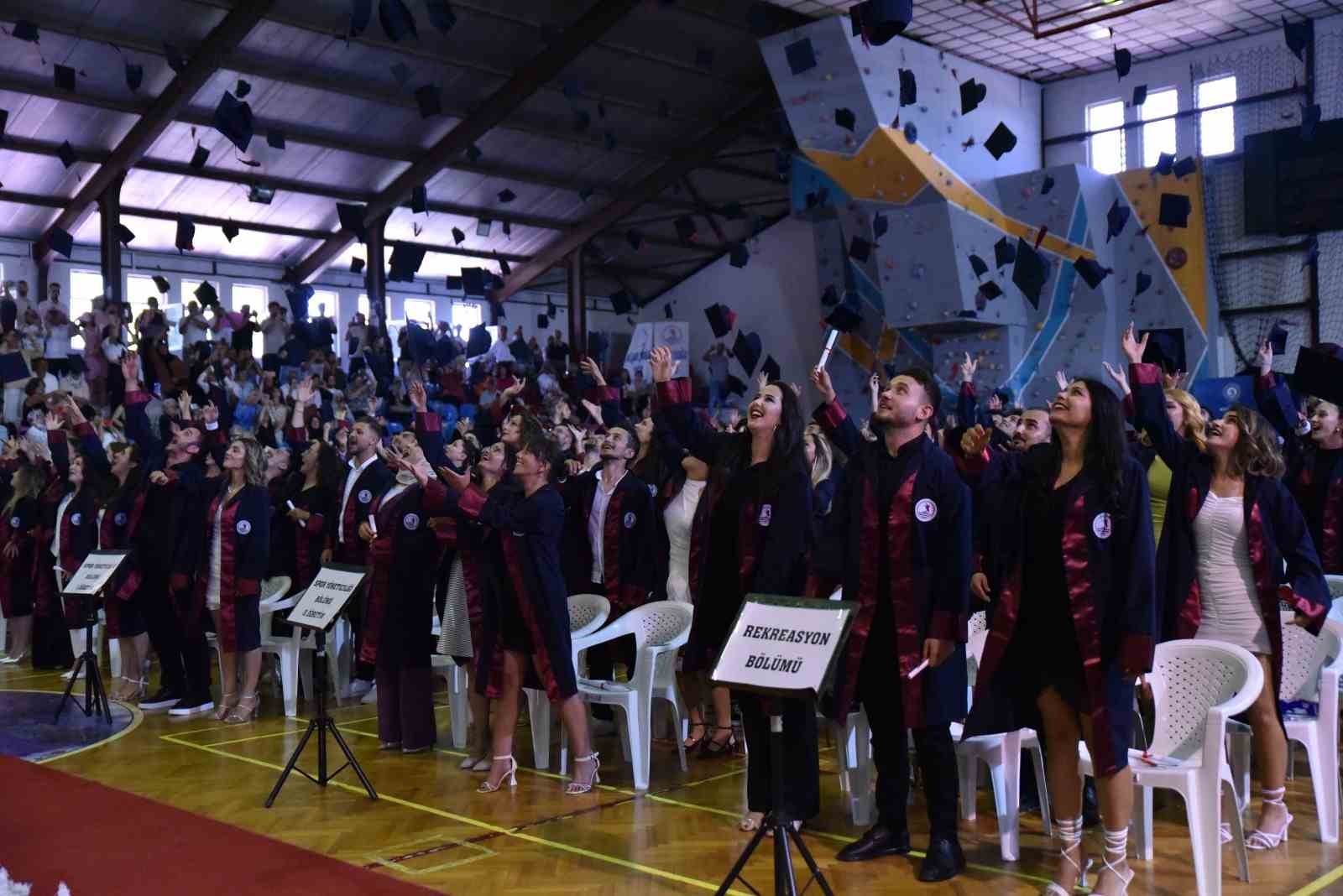 Yaşar Doğu Spor Bilimleri Fakültesinde 250 öğrencinin mezuniyet heyecanı
