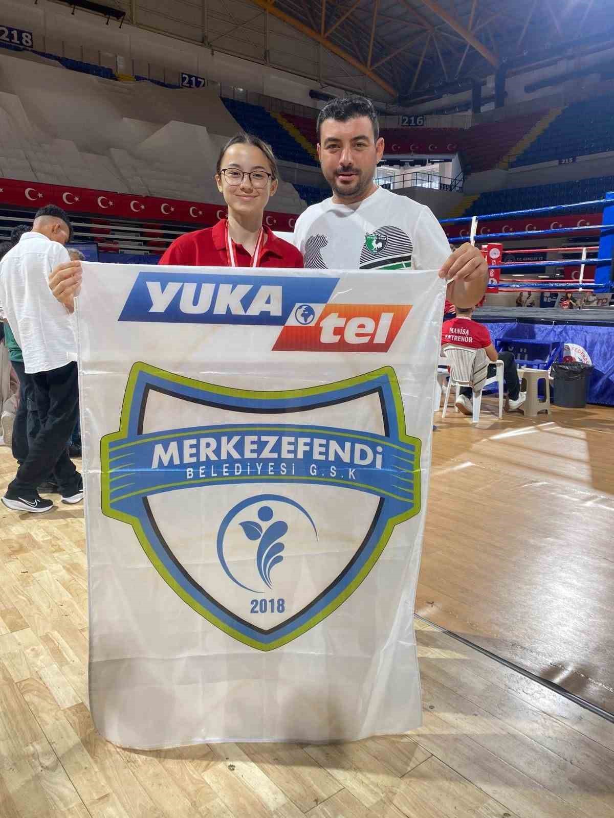 Merkezefendi’nin genç boksörü Türkiye üçüncüsü oldu