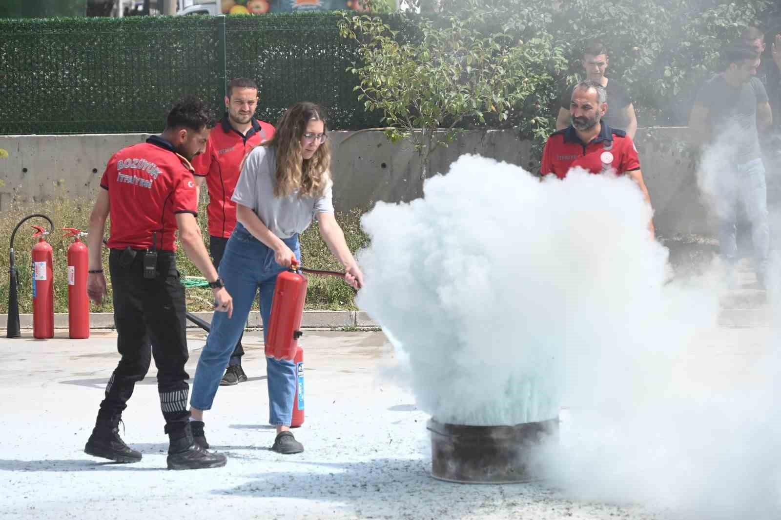 Bozüyük Belediyesi itfaiyesinden firma personeline yangın eğitimi
