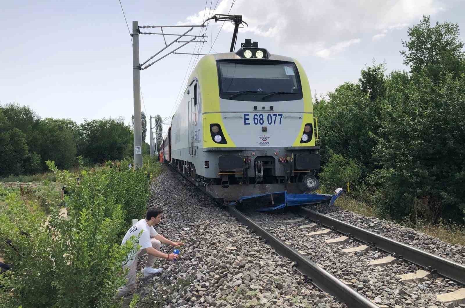 Kütahya’da yolcu treni çapa motoruna çarptı: 1 ölü
