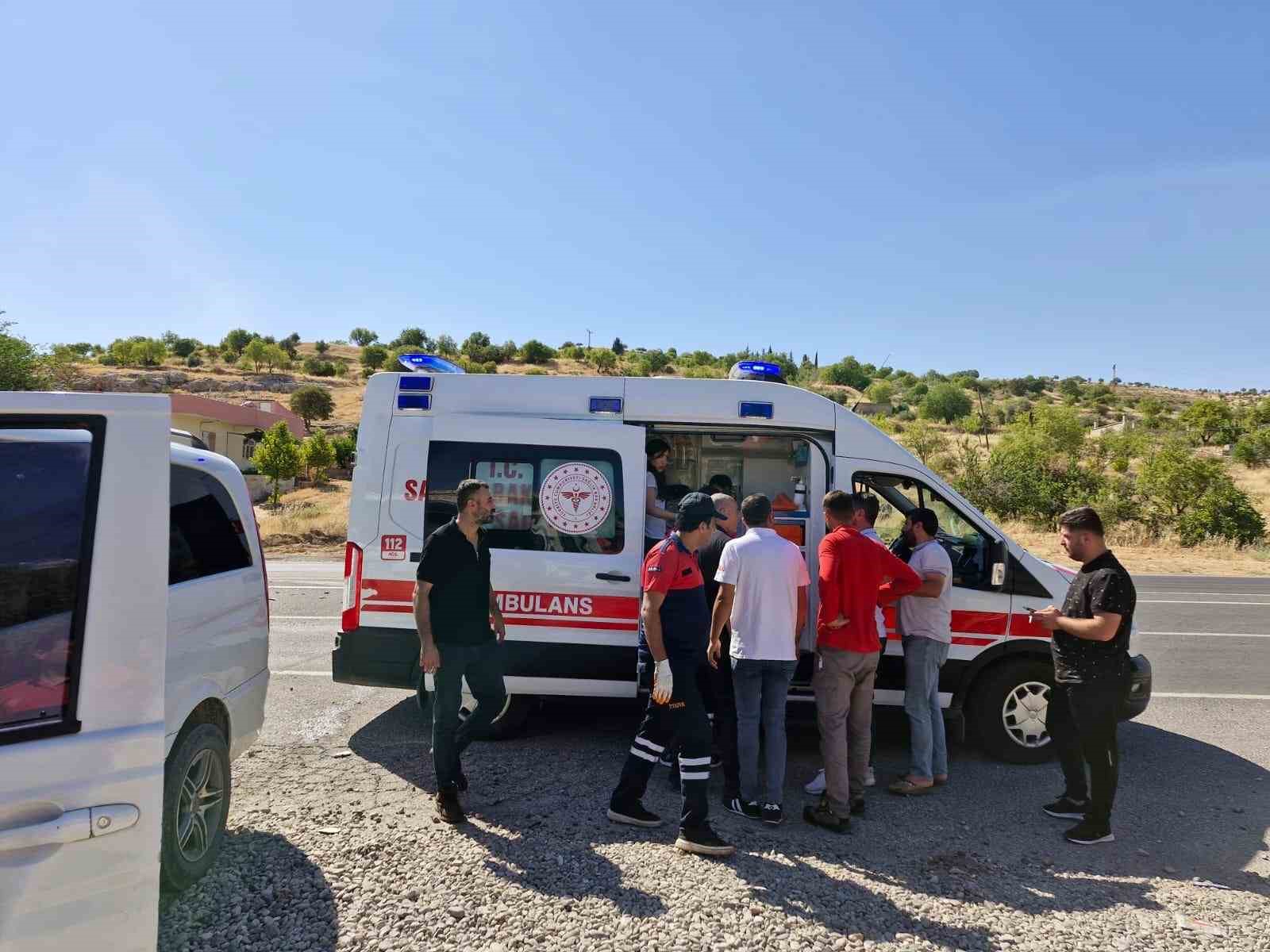 Mardin’de kamyonet ile hafif ticari araç çarpıştı: 2 yaralı
