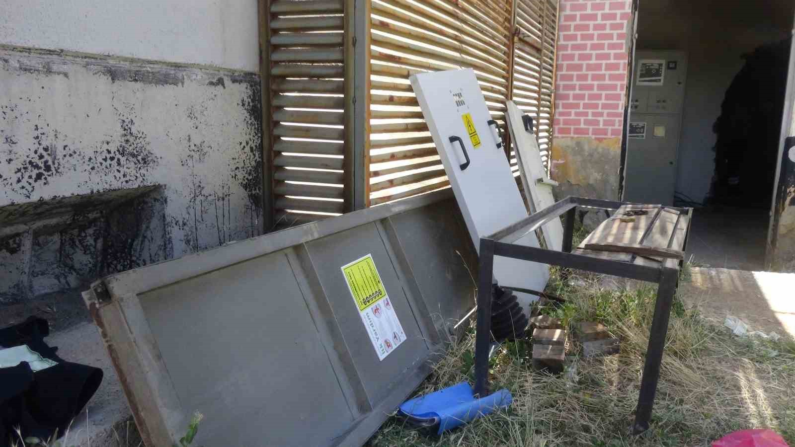 Kahramanmaraş Afşin’de trafo merkezine zarar verip, ilçeyi elektriksiz bıraktılar
