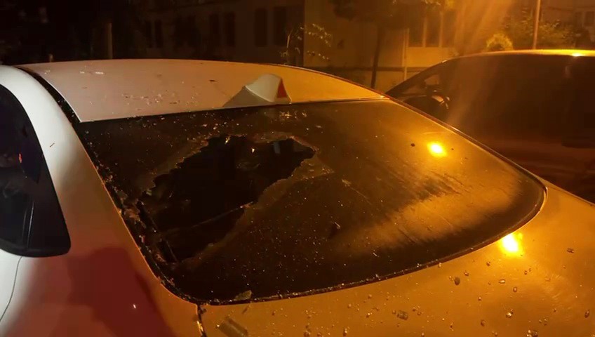 Elindeki sopayla park halindeki otomobilin camını kırdı
