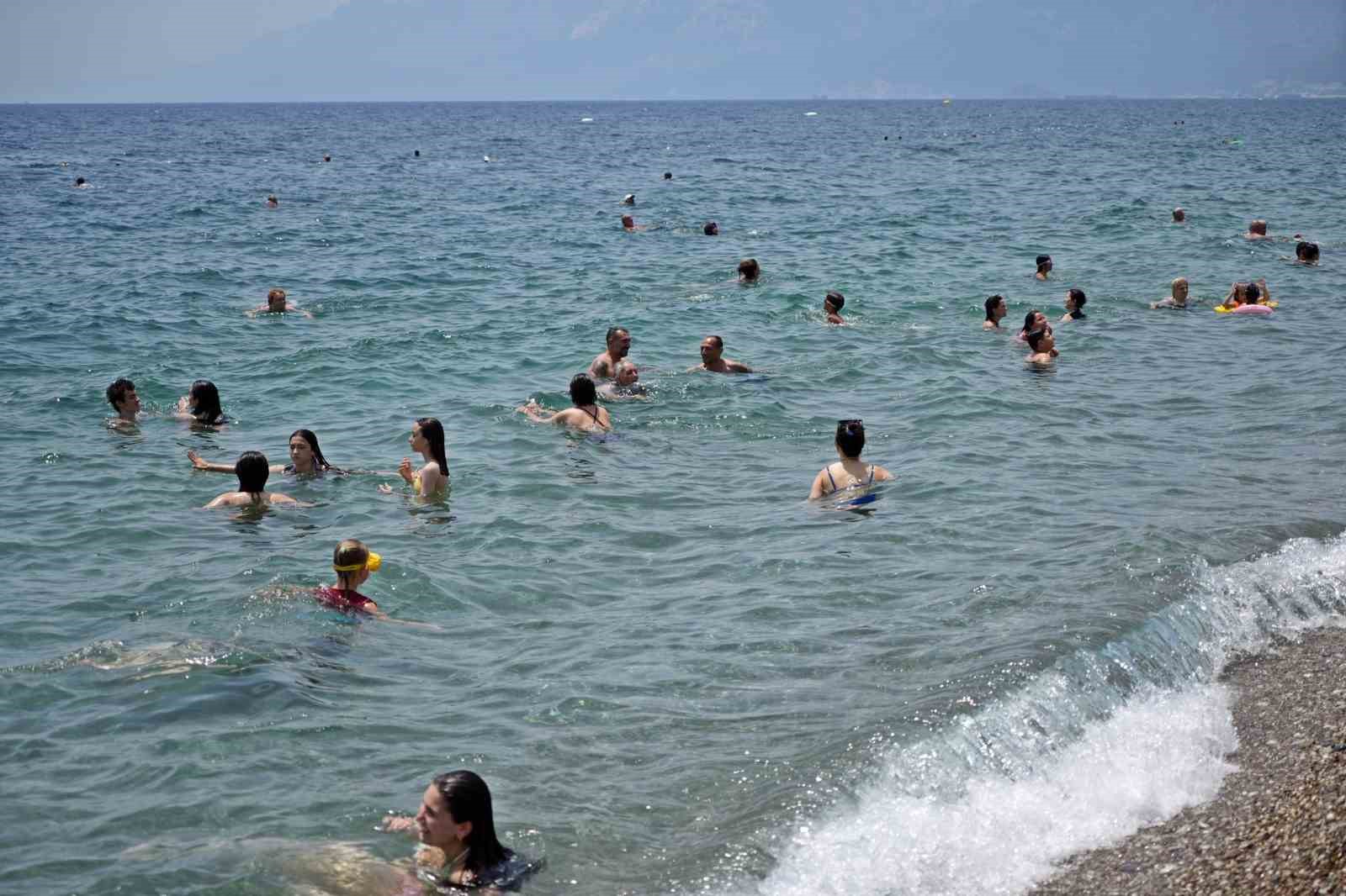 Nem oranı sıcaklığın üç katına yaklaştı, sahiller hafta içinde de doldu taştı
