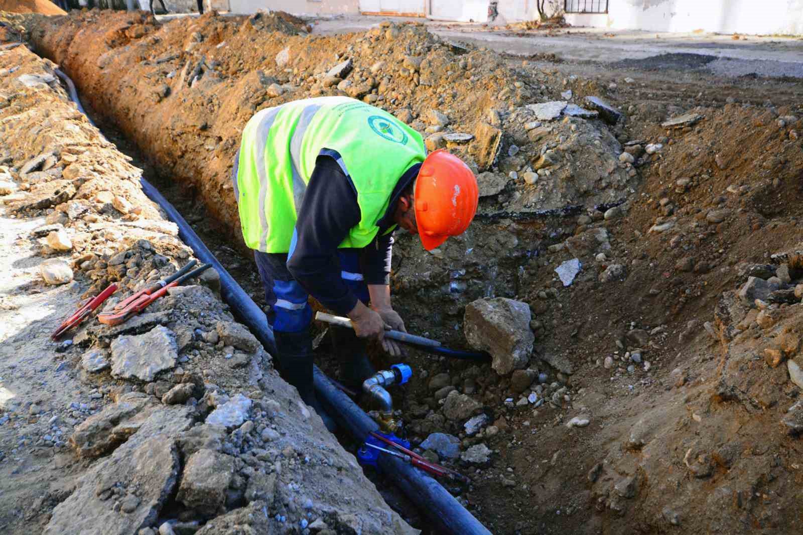Yeniköy Mahallesinin içme suyu hatları yenileniyor
