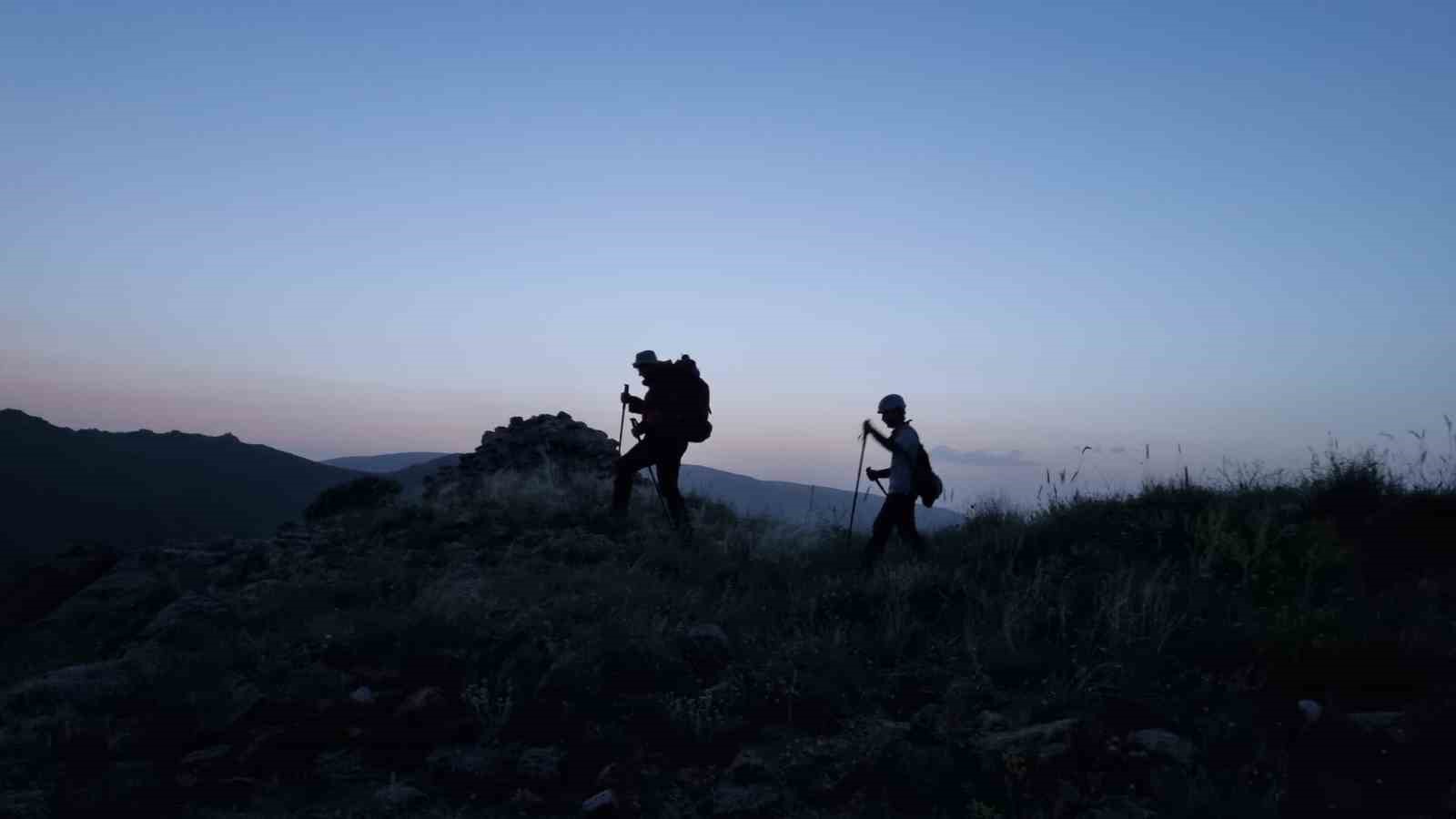 Merhum Ertaş’ın ’Gönül Dağı’na dağcılar Türk Bayrağı dikti
