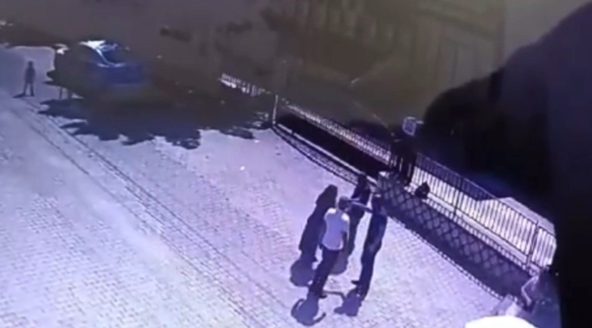 Kayınvalidesini &ouml;nce darp etti ardından otomobiliyle &ccedil;arptı 