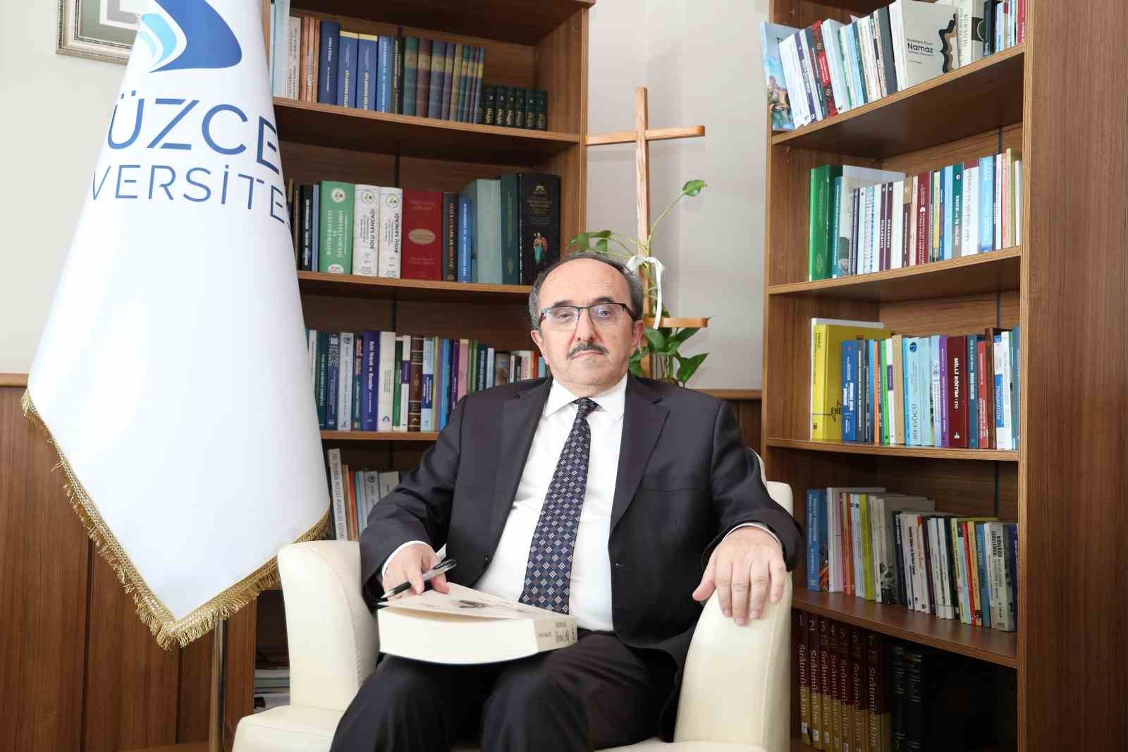 Prof. Dr. Genç kaleme aldı “Kürsüdeki Şair: Mehmet Akif”
