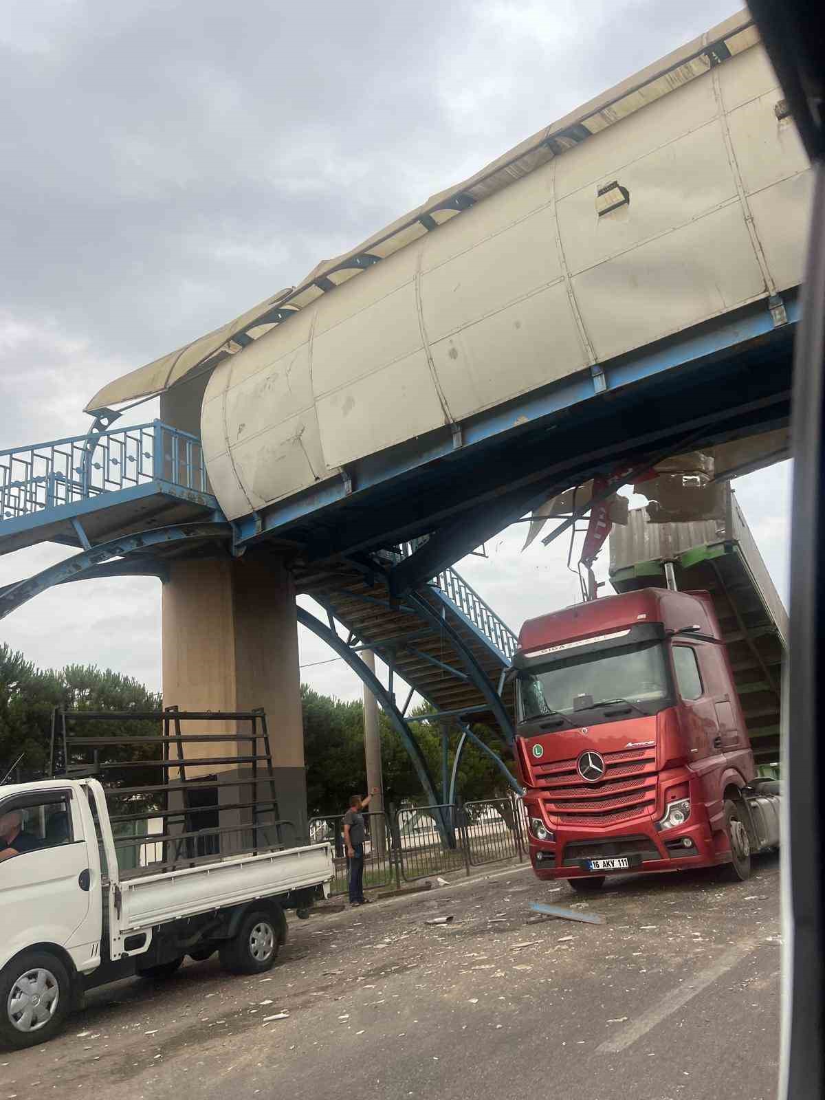 Bandırma&rsquo;da dorsesi a&ccedil;ık kalan tır &uuml;st ge&ccedil;ide vurdu
