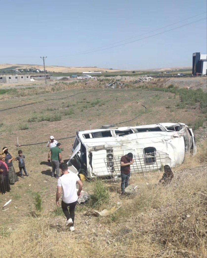 Diyarbakır’da yolcu minibüsü ile pikap çarpıştı: 1’i çocuk 3’ü ağır 14 yaralı

