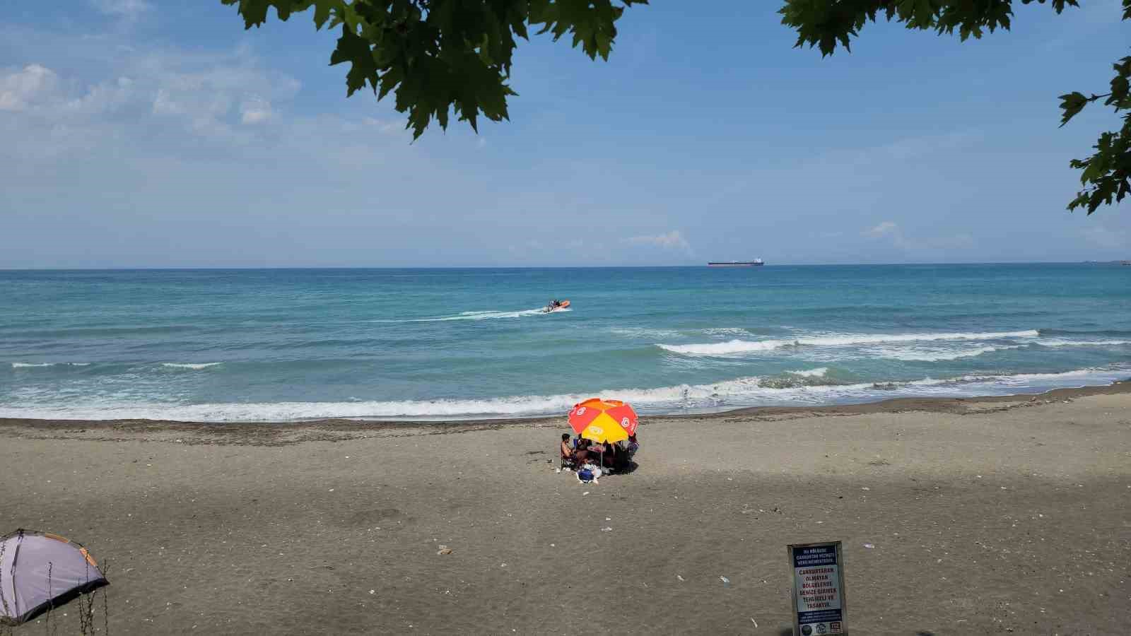 Yasak olan yerde denize giren 3 kişi boğulma tehlikesi ge&ccedil;irdi
