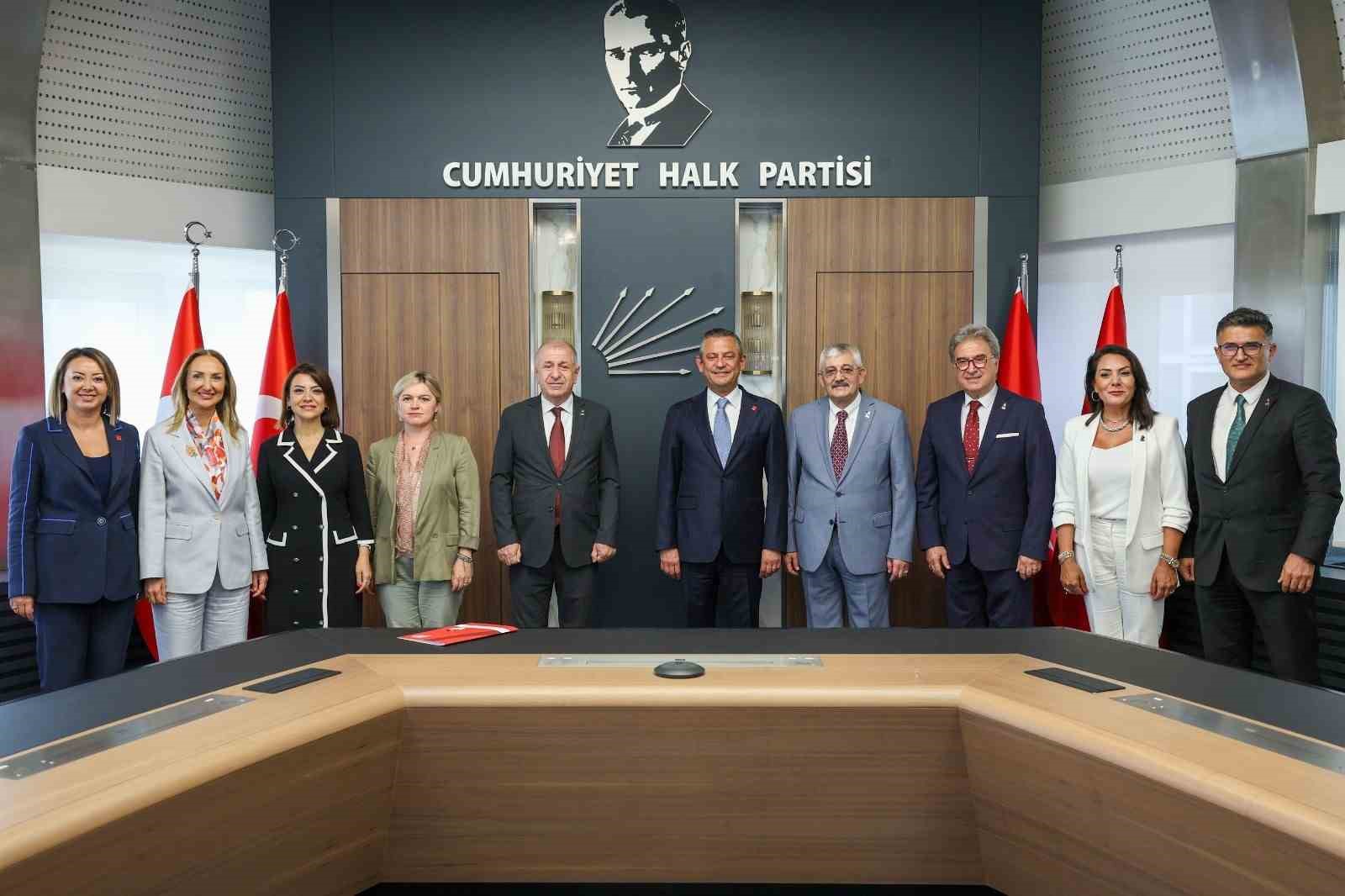 CHP lideri Özgür Özel, Zafer Partisi Genel Başkanı Ümit Özdağ’ı ağırladı
