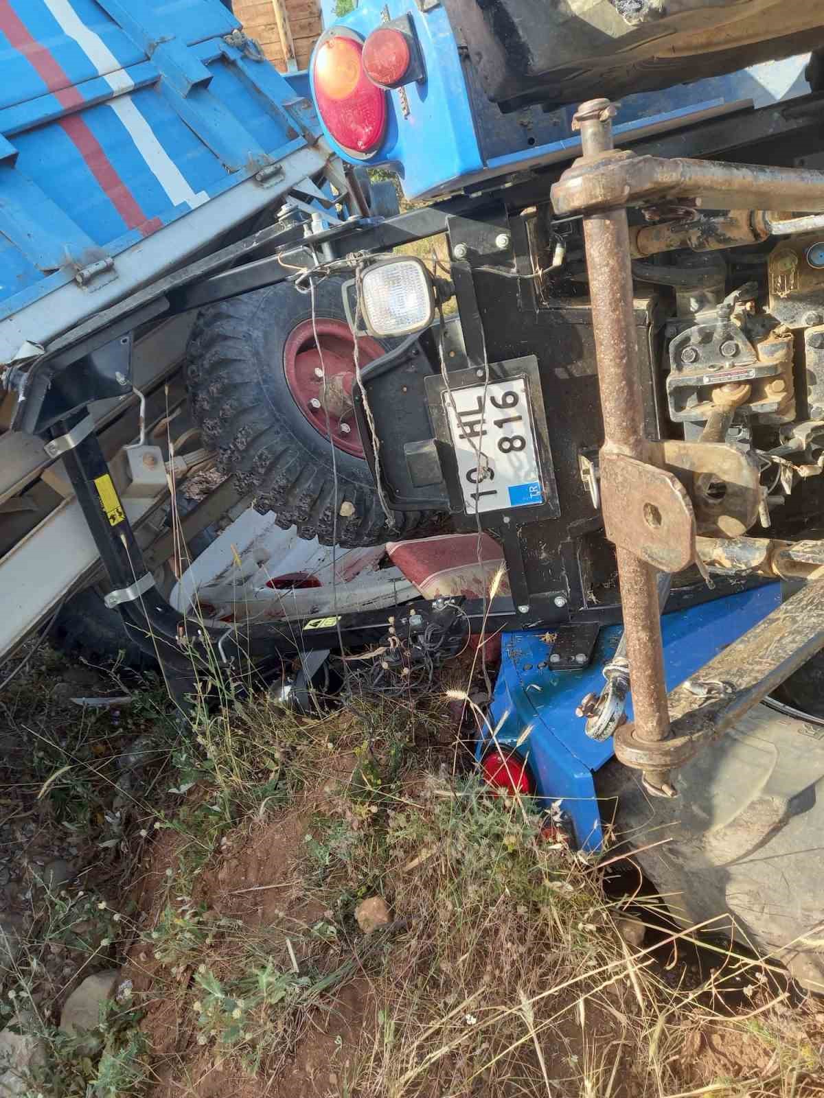 Traktör şarampole devrildi: 5 yaralı
