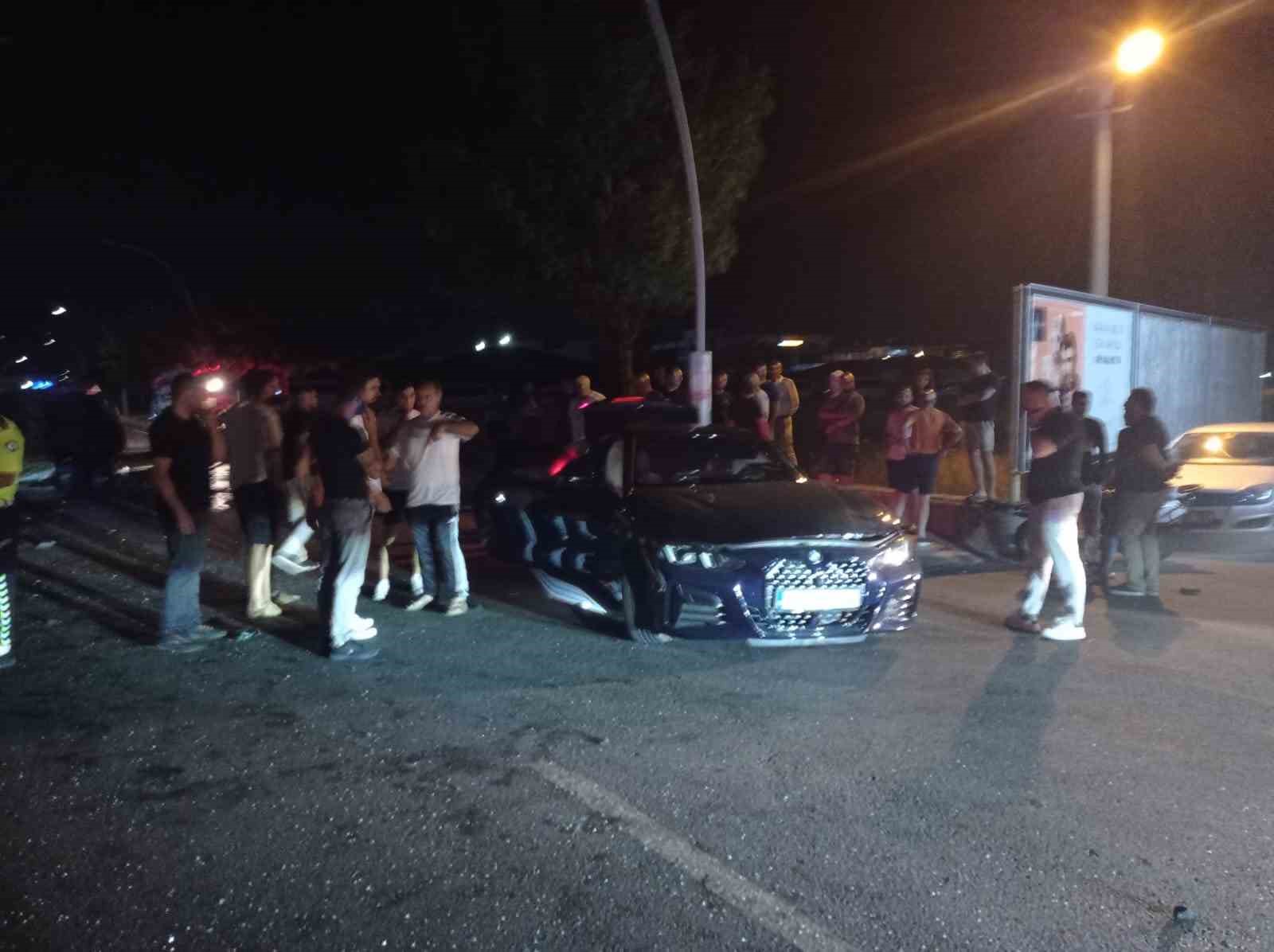 Ayvalık&rsquo;ta iki ara&ccedil; &ccedil;arpıştı: 2 yaralı
