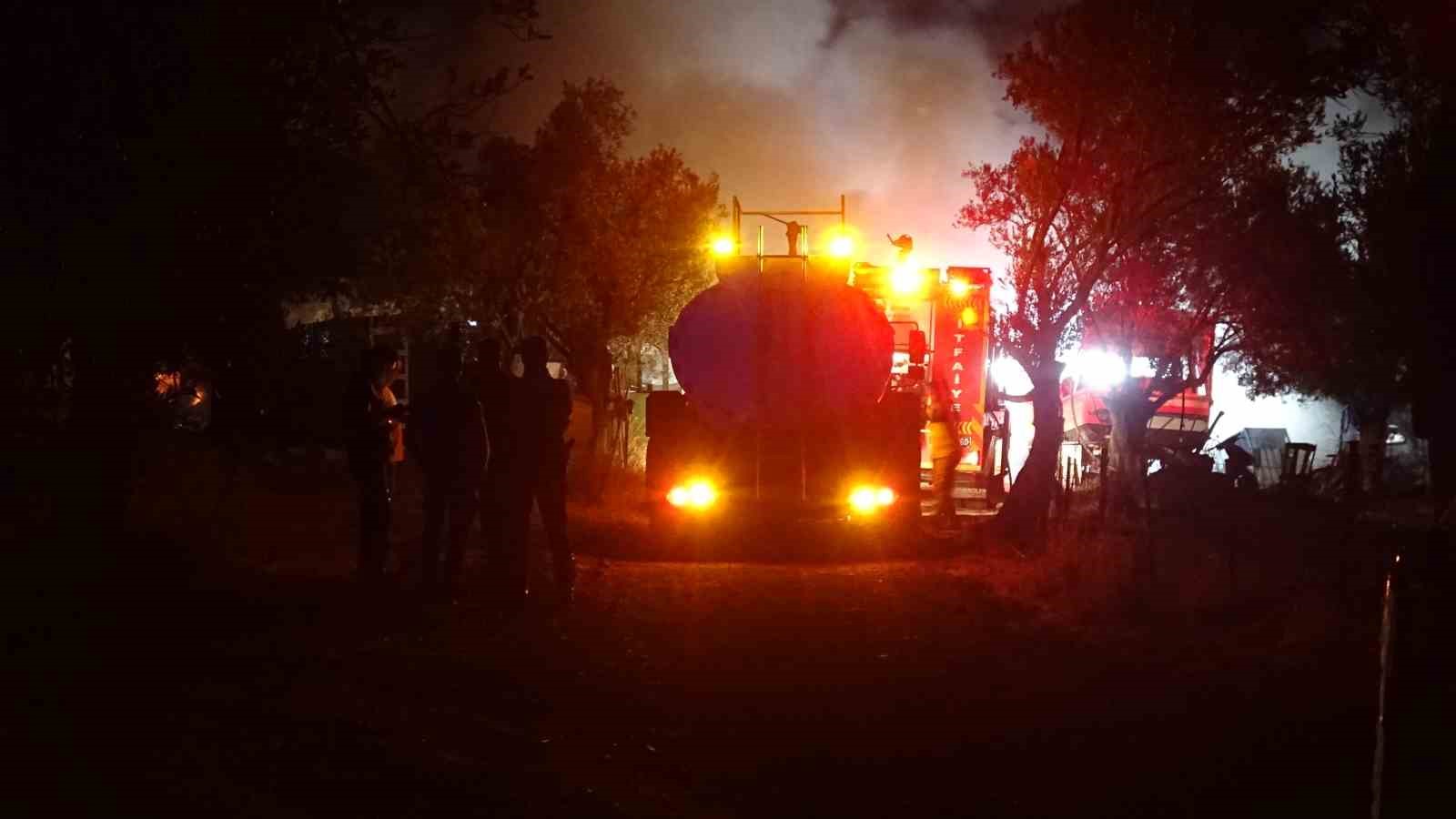Ayvalık&rsquo;ta samanlıkta &ccedil;ıkan yangın zeytinlik alana sı&ccedil;ramadan kontrol altına alındı
