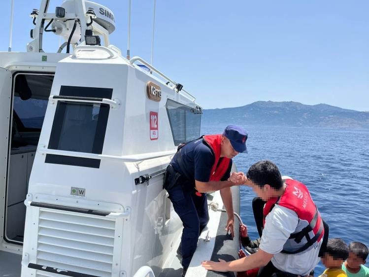 (&Ouml;zel) 12 kişilik can salına 32 ka&ccedil;ak g&ouml;&ccedil;men bindi, Yunan unsurları &ouml;l&uuml;me terk etti
