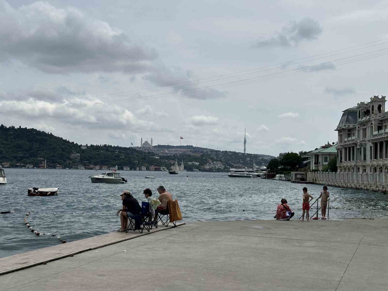 &Ouml;zel plaja giremeyen vatandaşlar soluğu İstanbul Boğazı&rsquo;nda aldı
