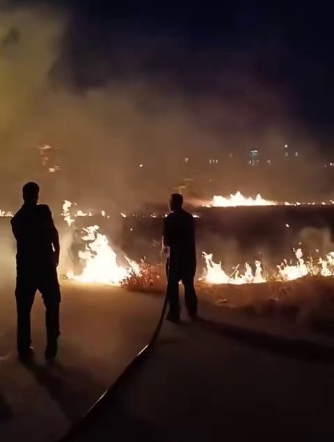 Evlere yakın çıkan yangın korku ve paniğe neden oldu İhlas Haber Ajansı