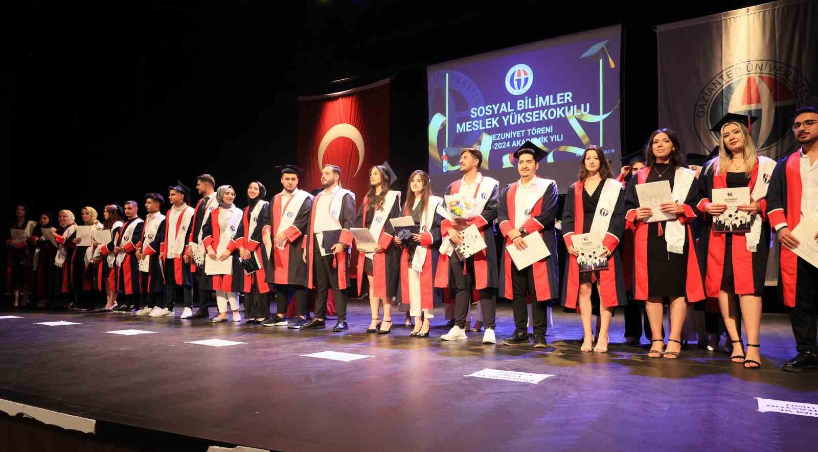 GA&Uuml;N Sosyal Bilimler MYO&rsquo;da diploma heyecanı
